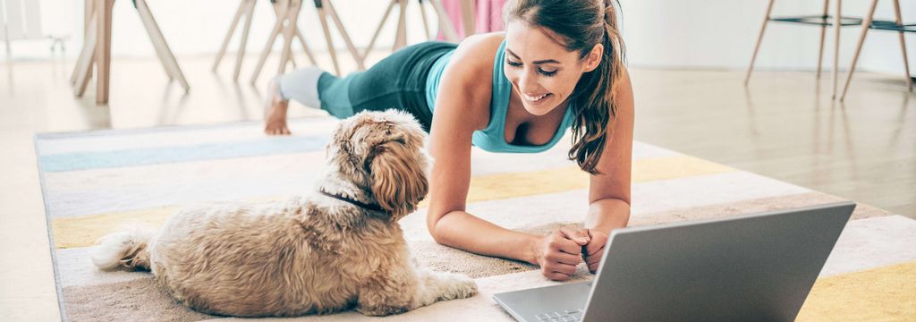 Frau macht Yoga Zuhause