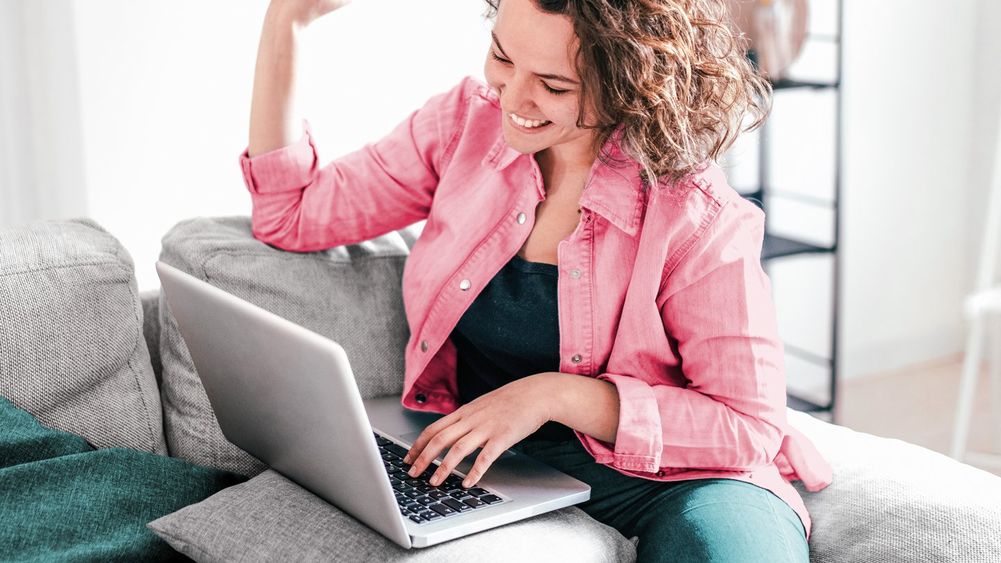 Frau transferiert die Domain ihrer Website zu einem anderen Anbieter