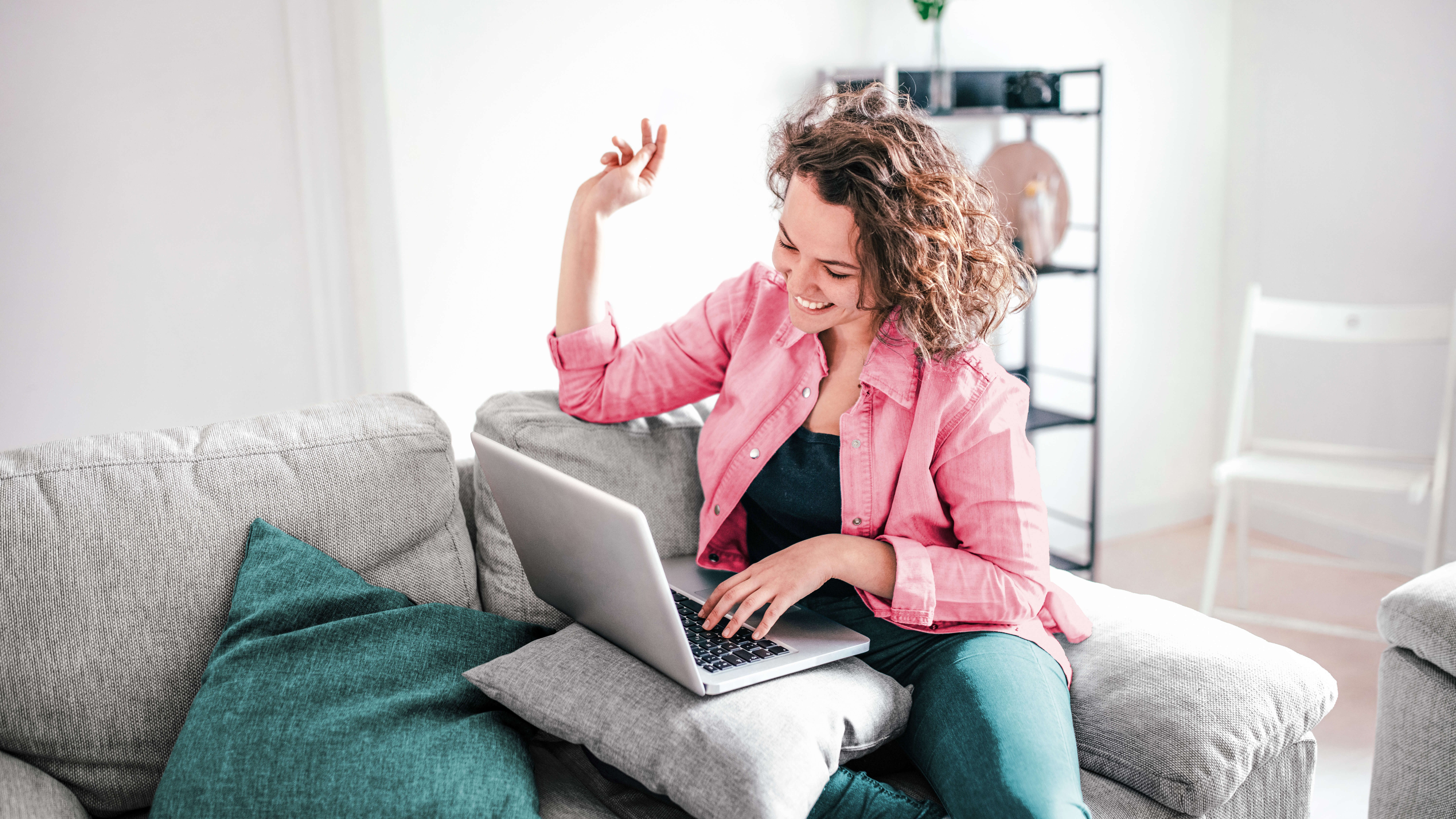 Une femme transfère le domaine de son site web vers un autre fournisseur.
