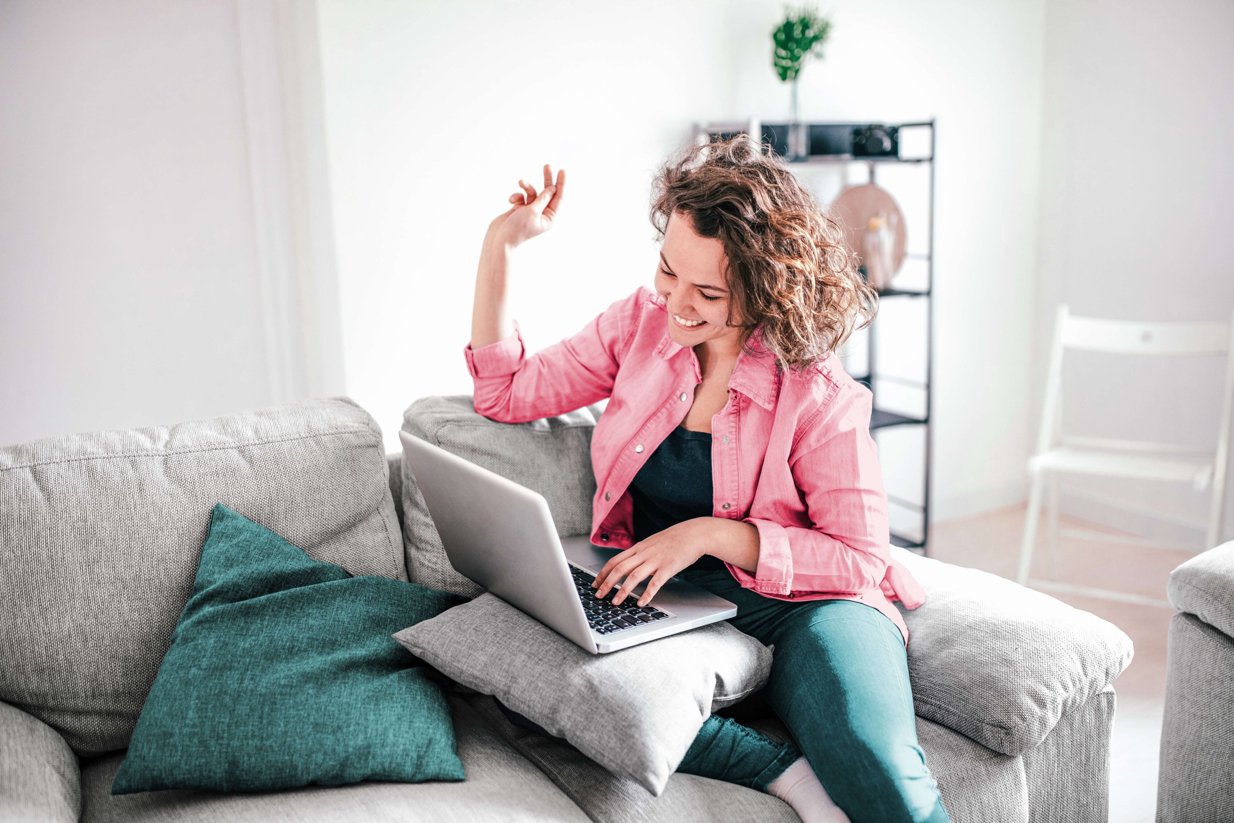 Frau transferiert die Domain ihrer Website zu einem anderen Anbieter