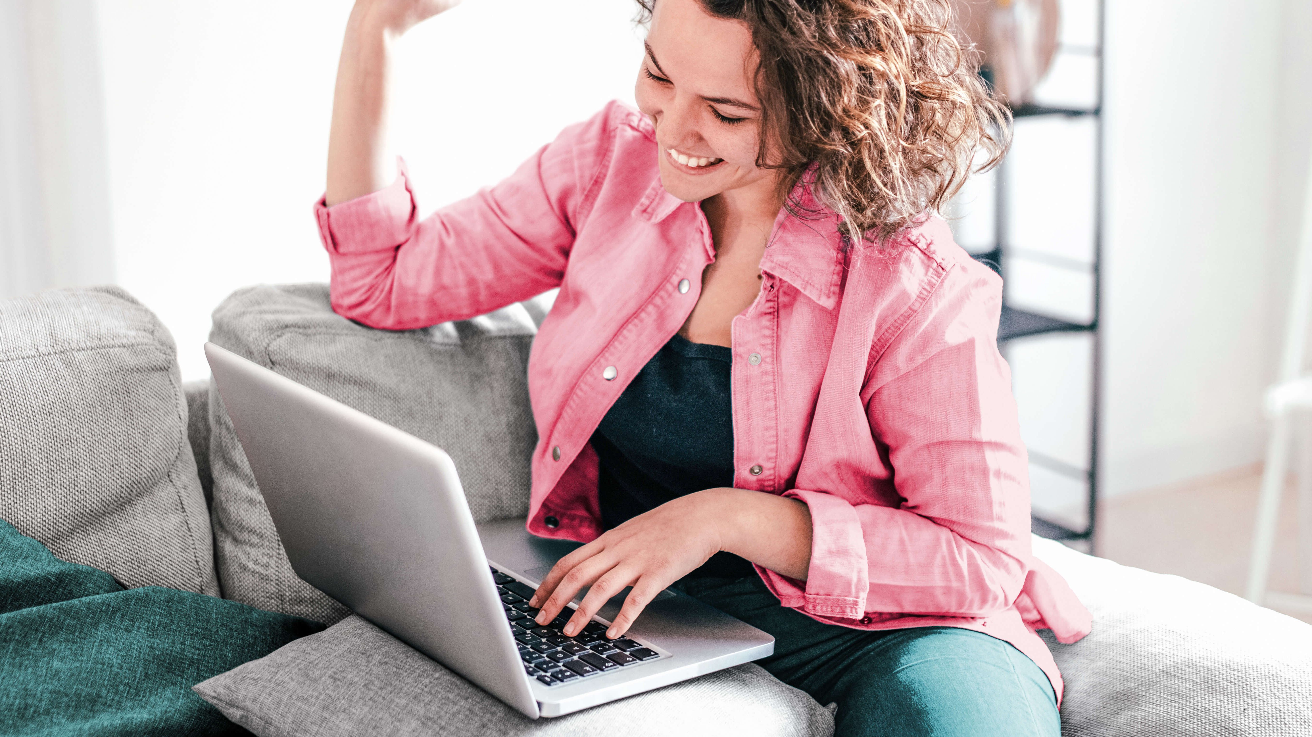 Une femme transfère le domaine de son site web vers un autre fournisseur.