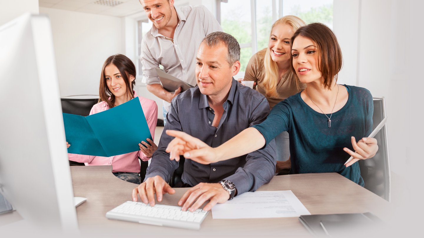 Business Team baut gemeinsam eine eigene Website