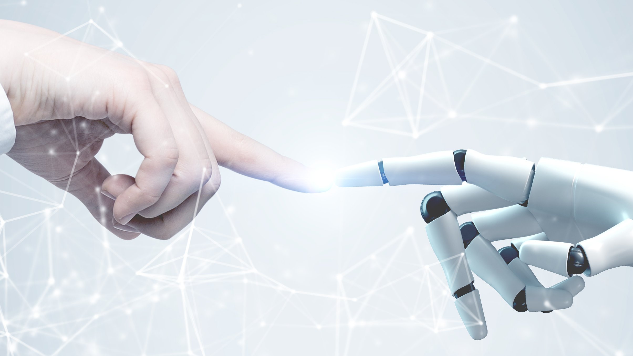Roboter und Mensch reichen sich die Hand