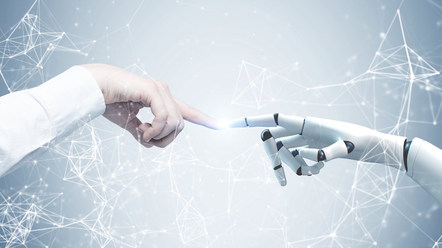 Roboter und Mensch reichen sich die Hand