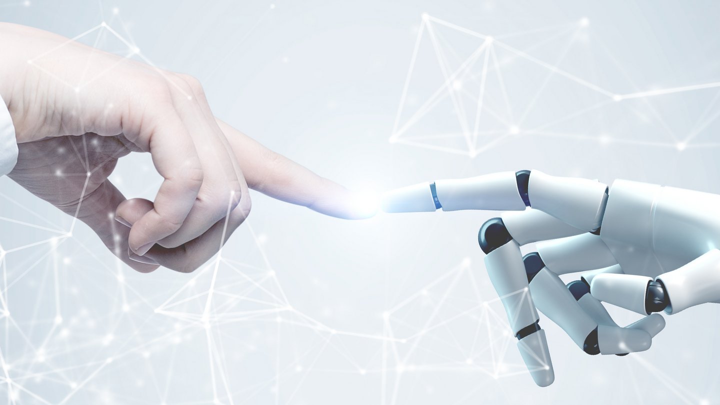 Roboter und Mensch reichen sich die Hand