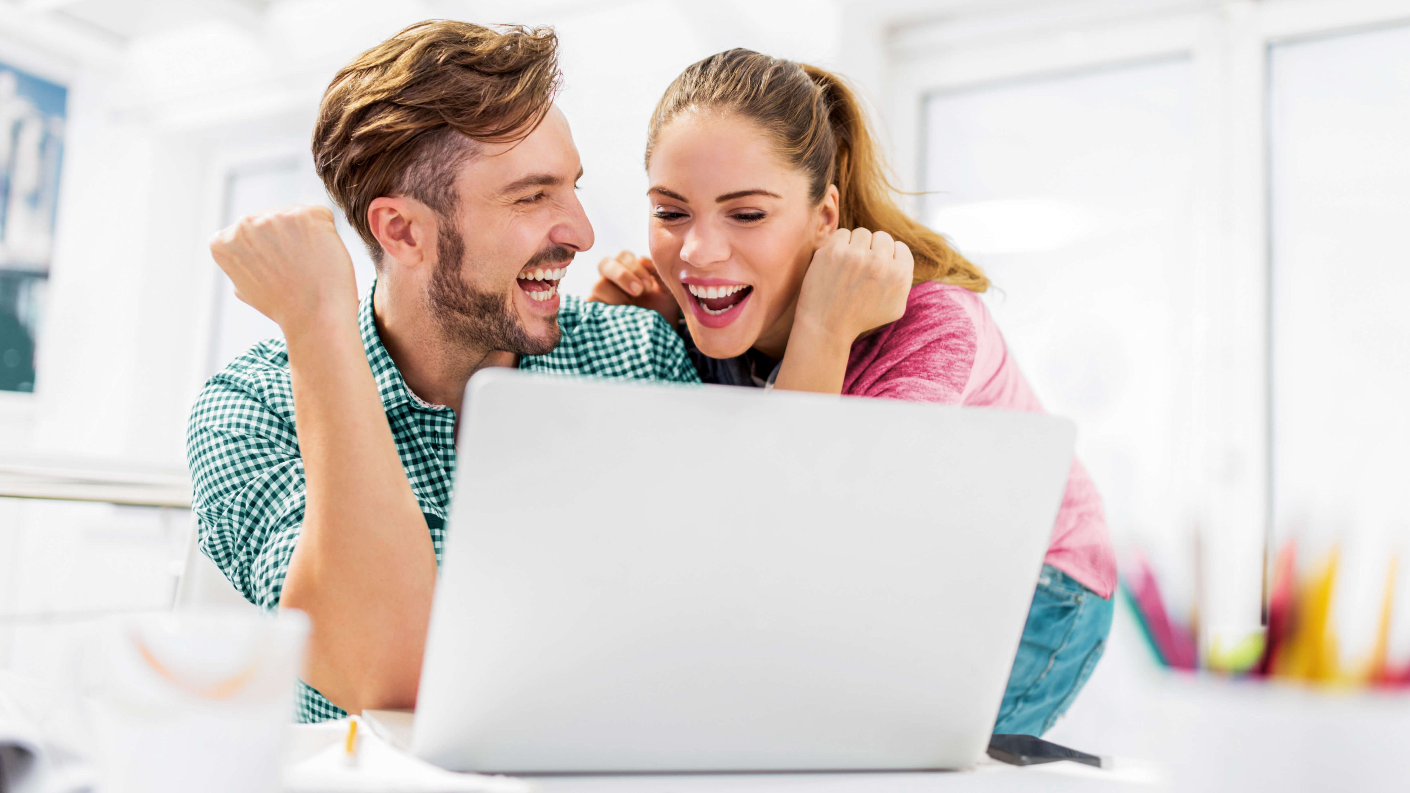 Hébergement WordPress: créer son site web en toute simplicité Un homme et une femme créent avec succès un site web avec WordPress.
