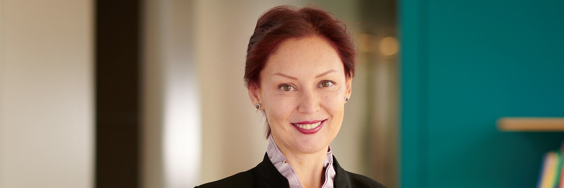 Portraitfoto von Anna, CFO und Mitglied der Geschaeftsleitung