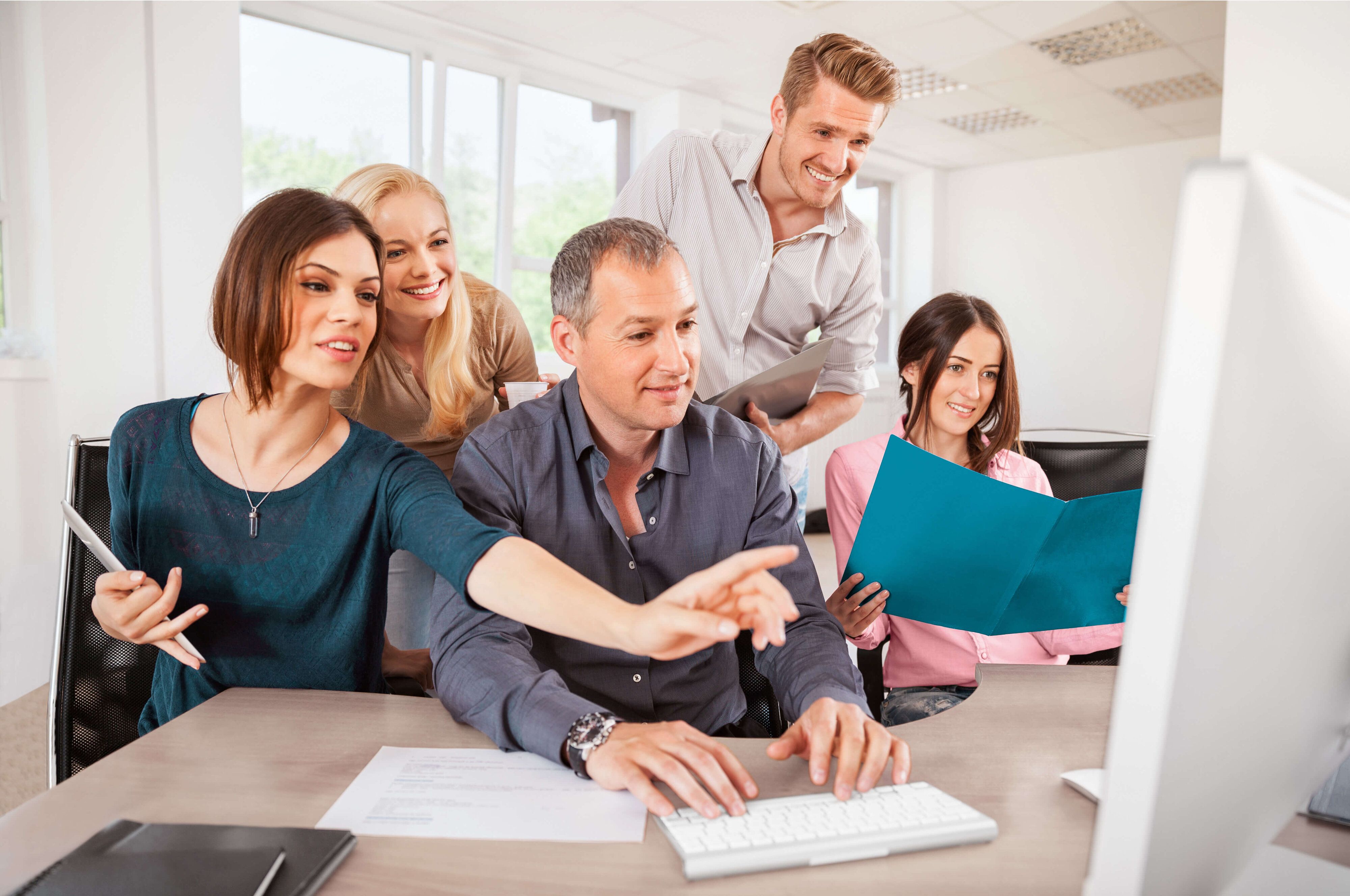 Business Team baut gemeinsam eine eigene Website