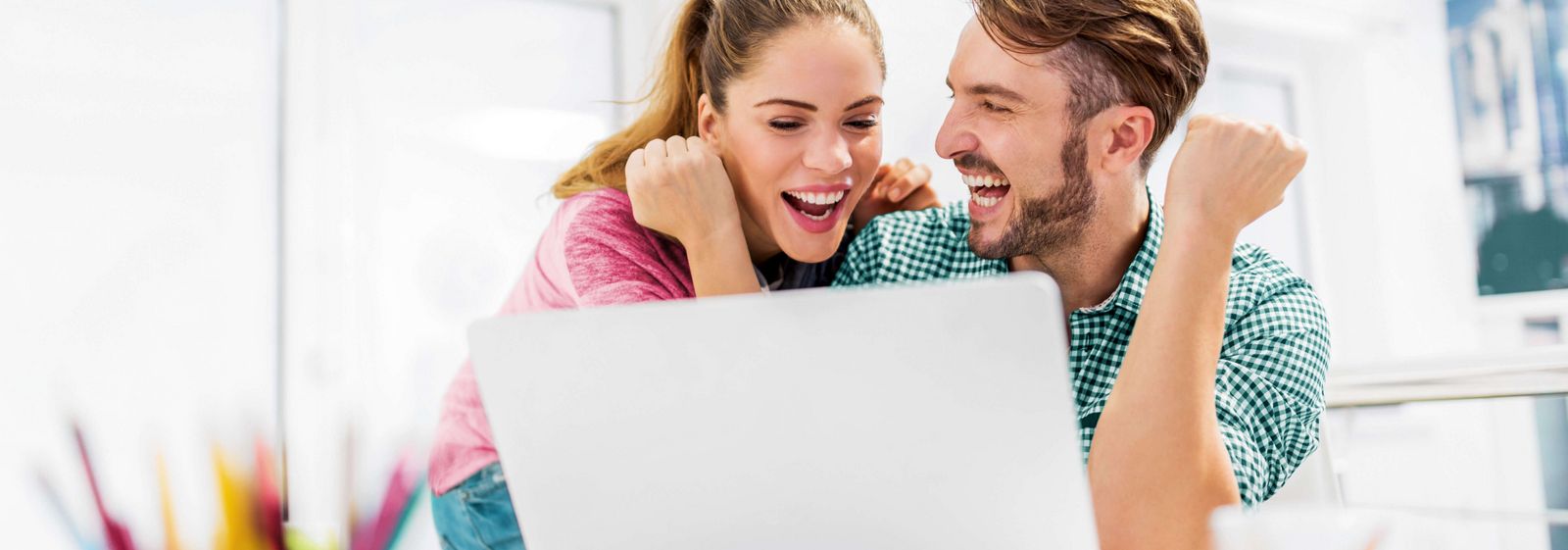 L’équipe crée facilement son propre site web sur ordinateur.