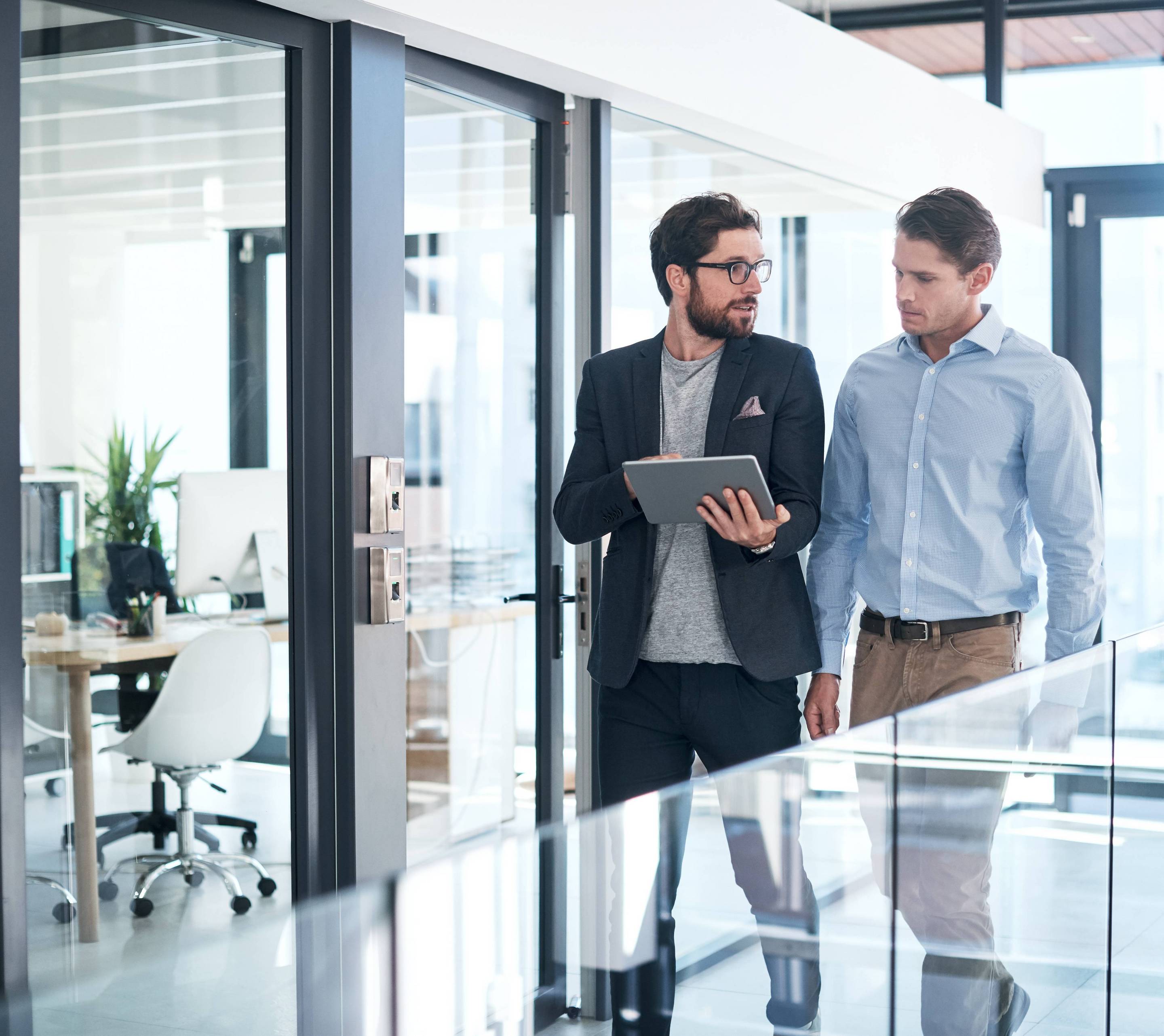 Zwei Männer in einem Office am besprechen