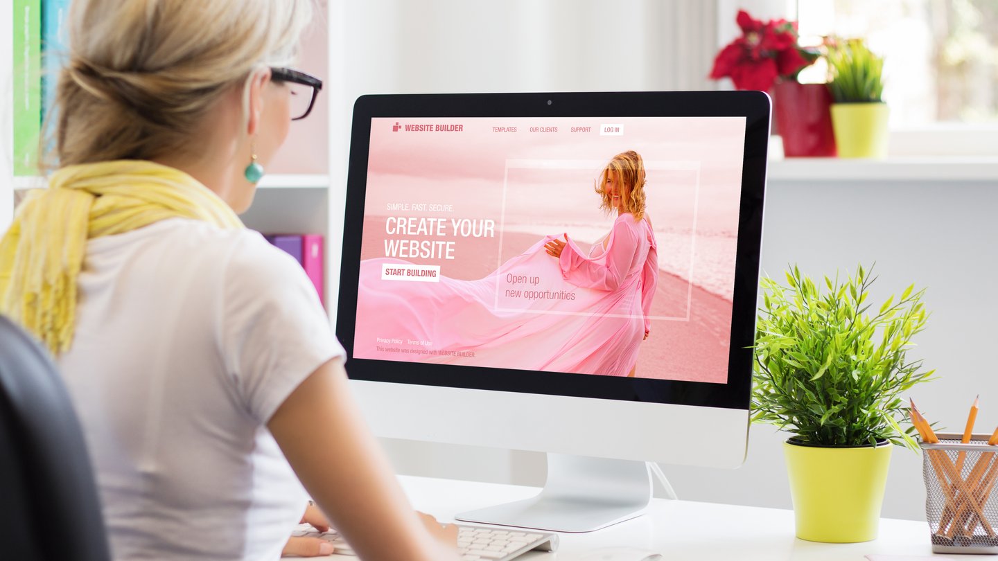 Frau erstellt am Computer eine eigene Website