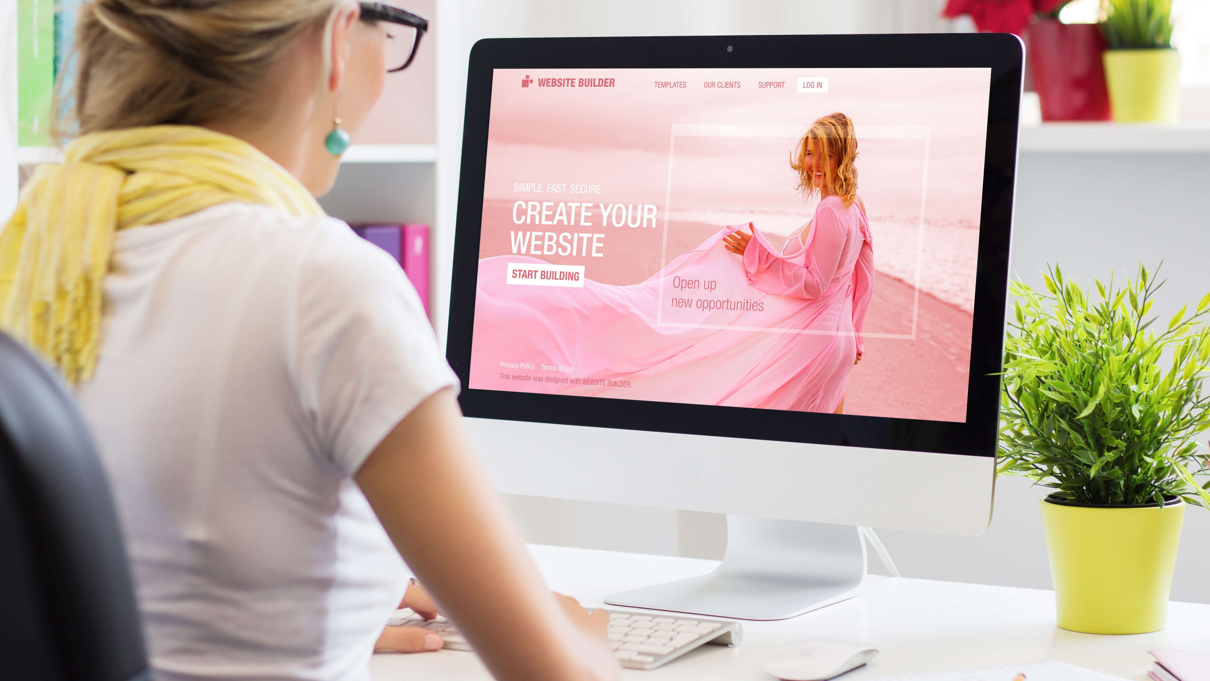 With Green's website builder you can create your own website Woman creates her own website on the computer