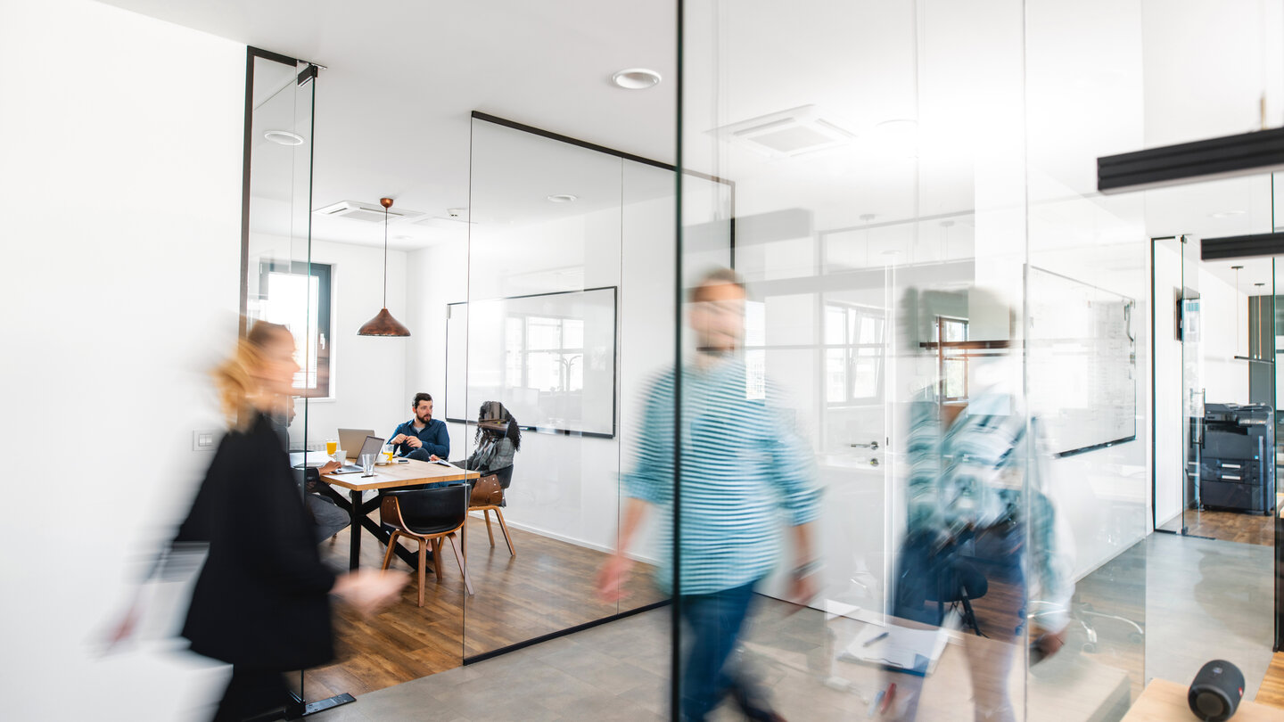 Menschen laufen im Office