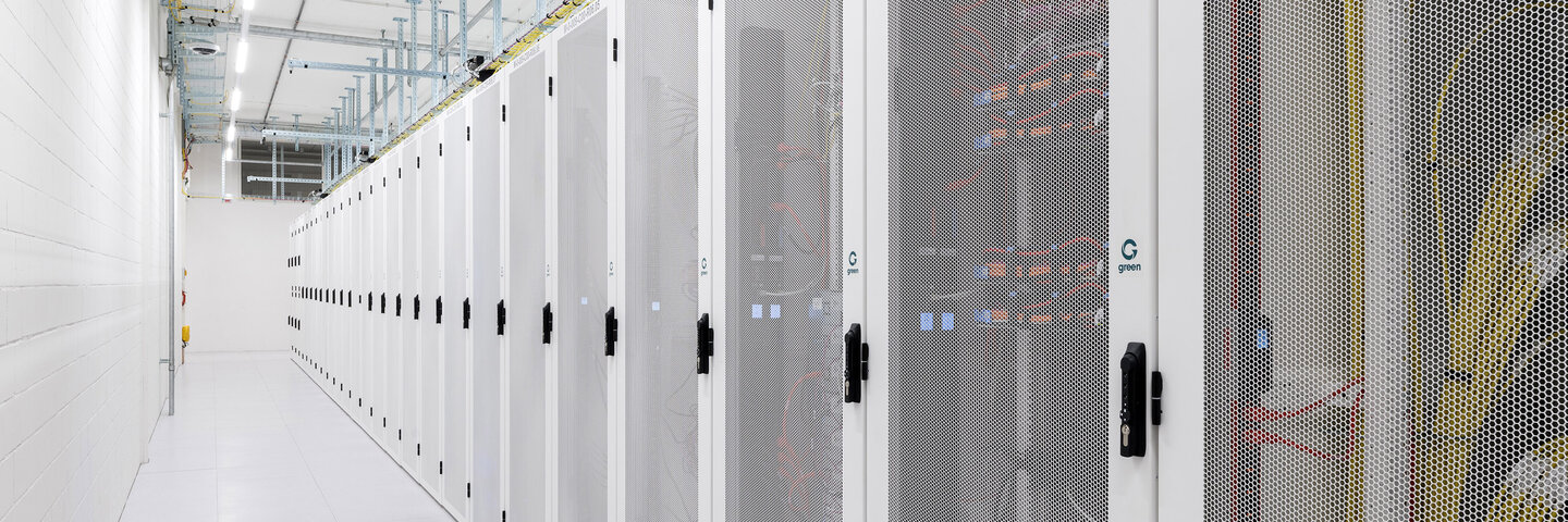Green Datacenter Gang mit Racks