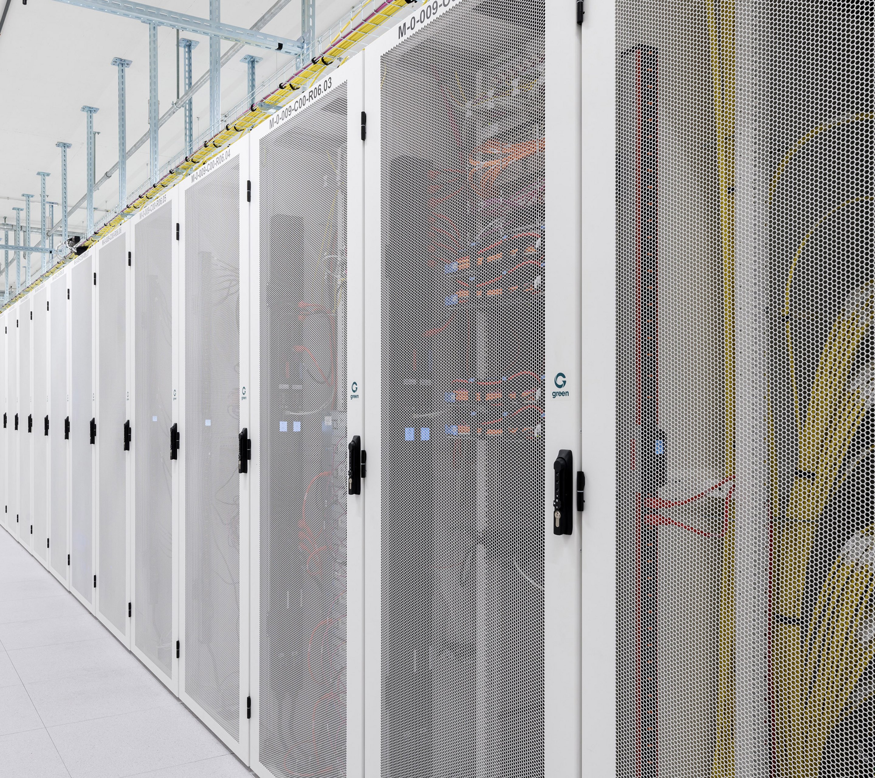 Green Datacenter Gang mit Racks