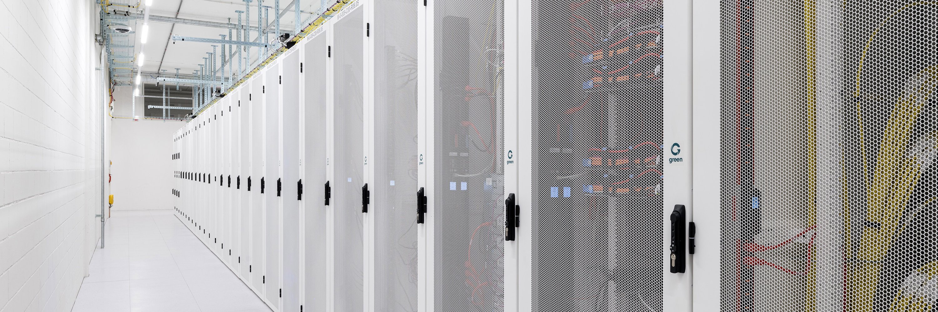 Green Datacenter Gang mit Racks