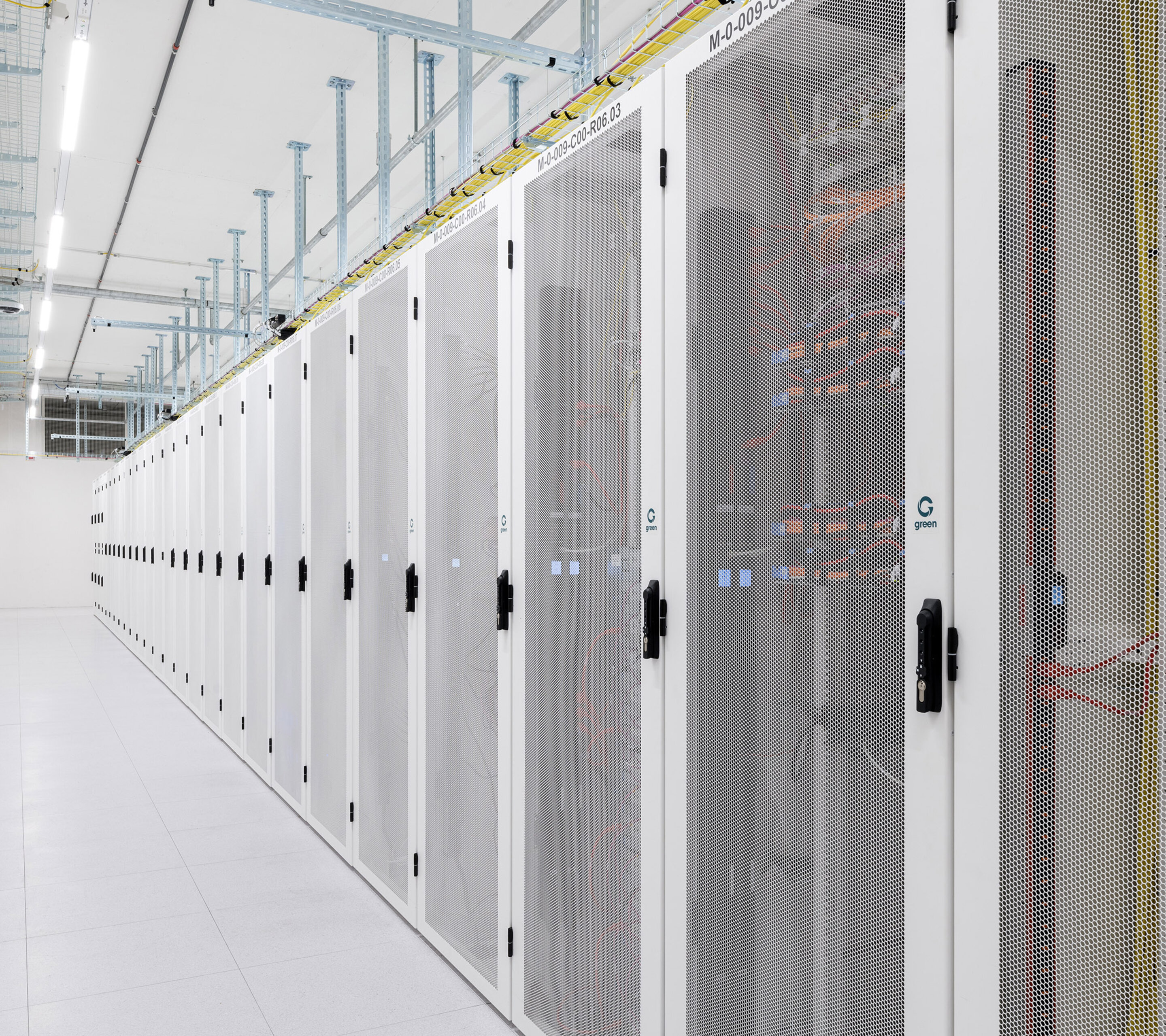 Green Datacenter Gang mit Racks
