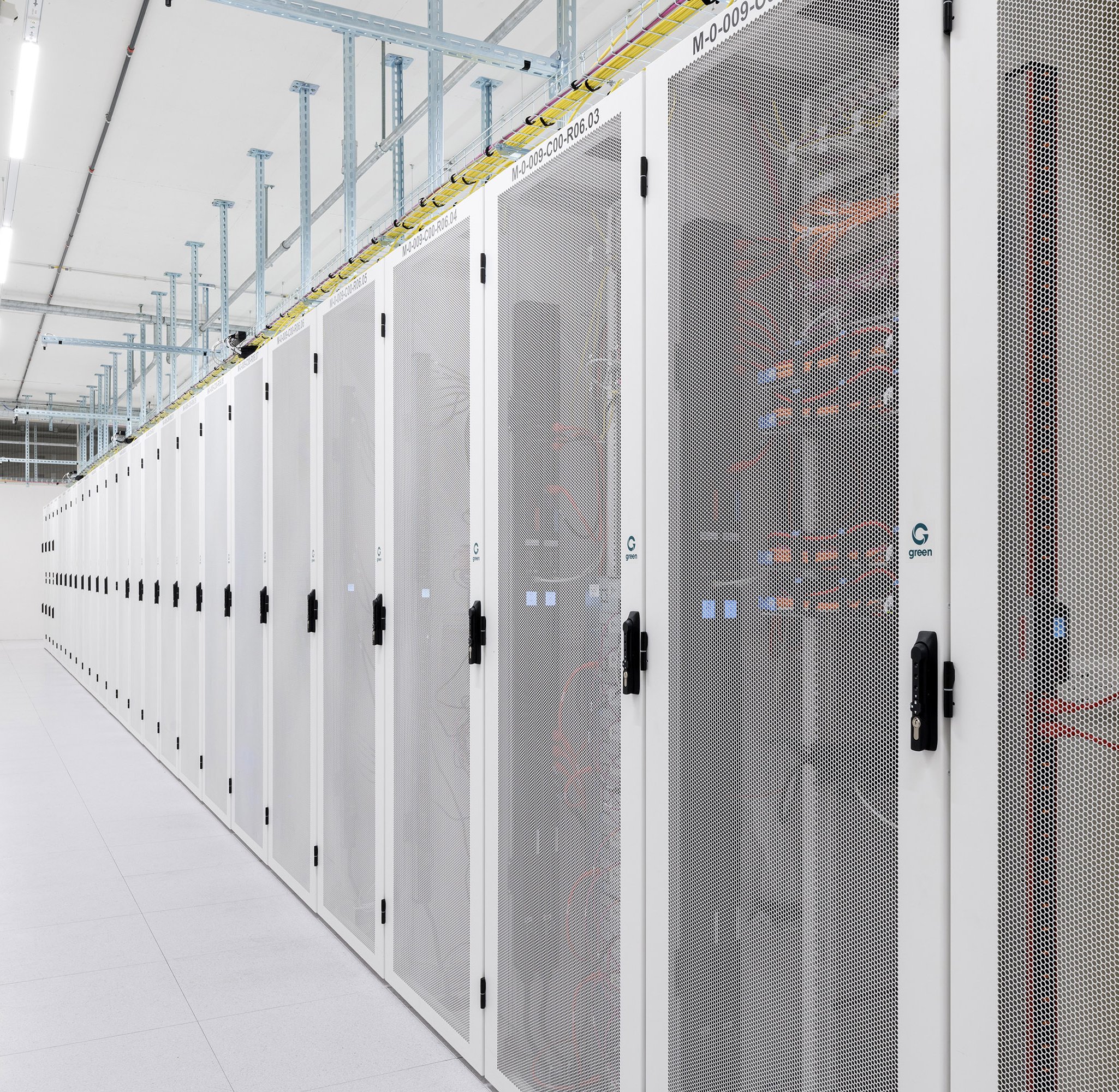 Green Datacenter Gang mit Racks