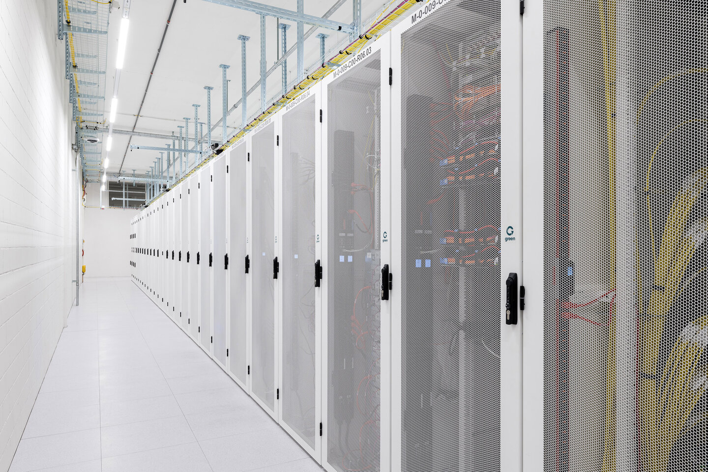 Green Datacenter Gang mit Racks