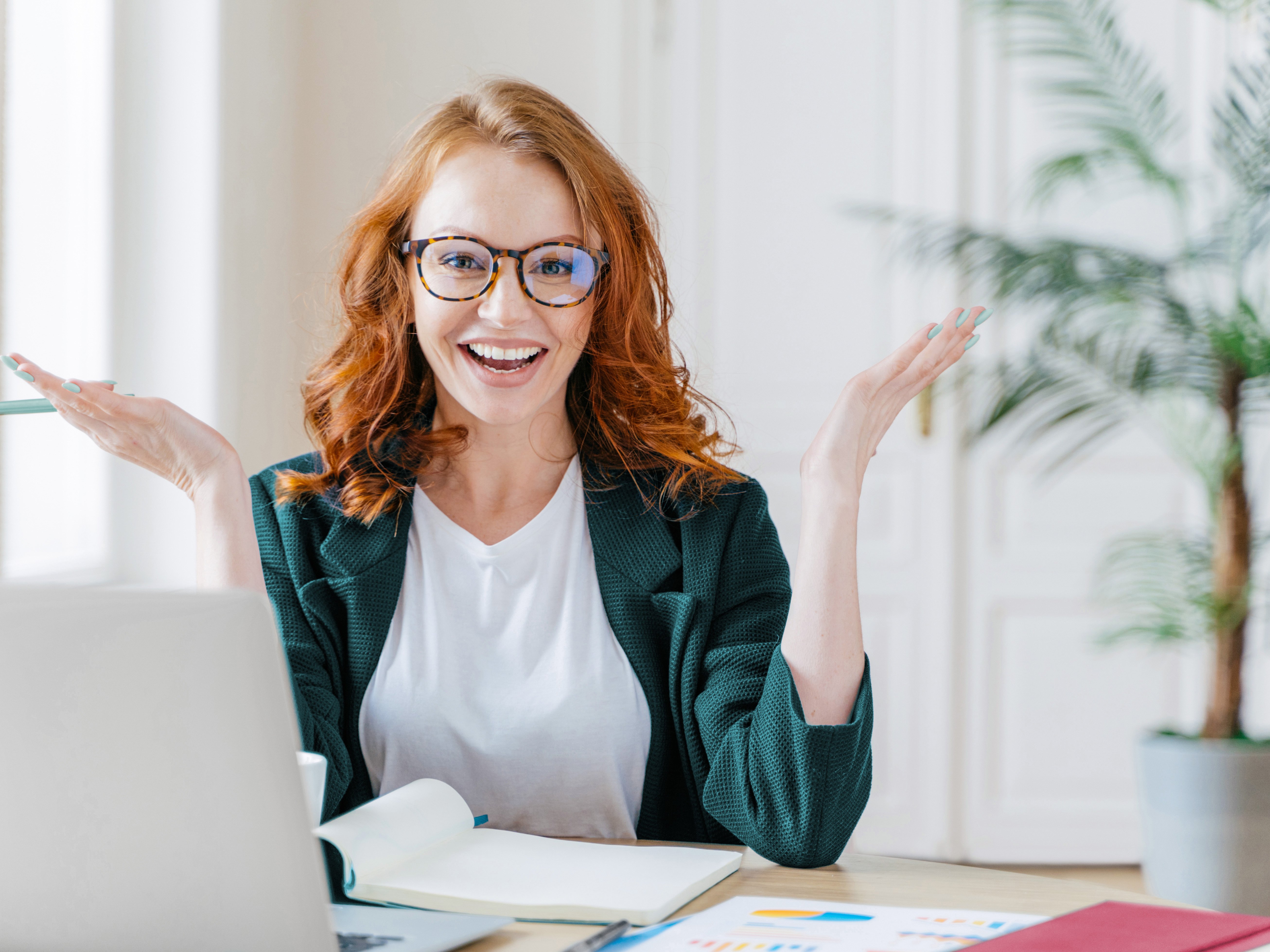 Frau erstellt selber eine neue Website