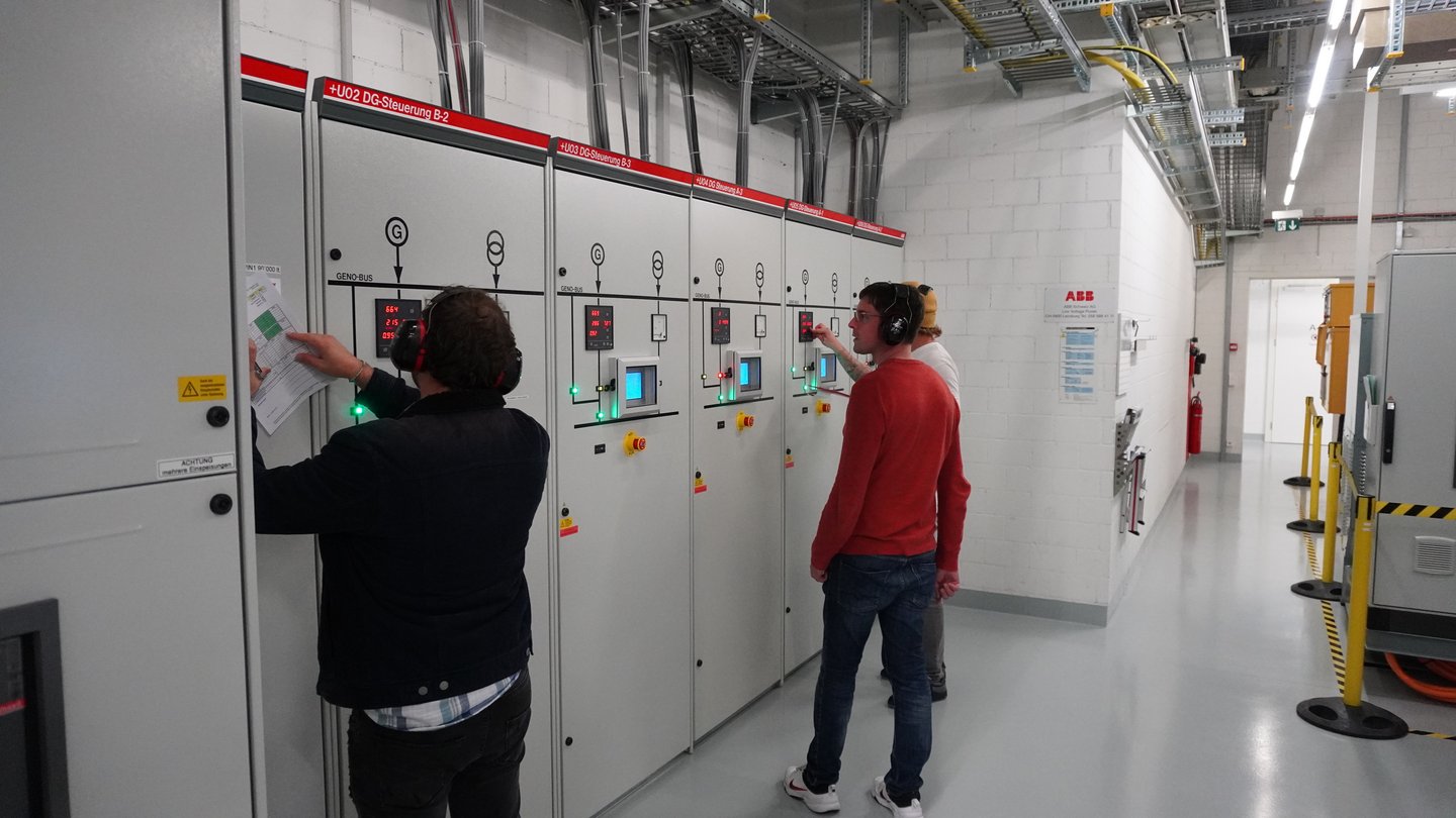 Inseltest_Mitarbeitende_Green_Maschinen ablesen