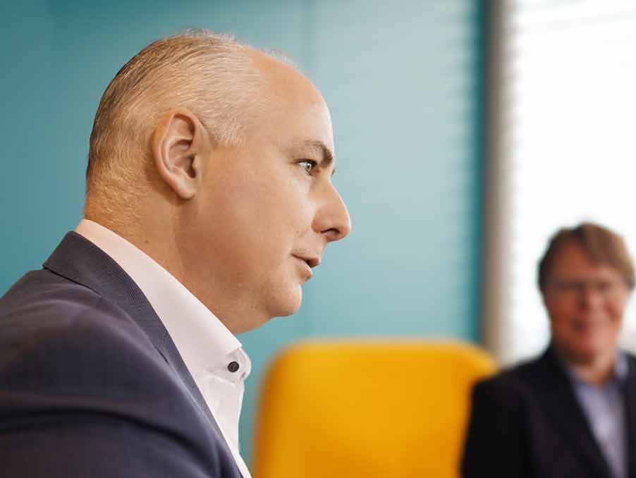 Roger Süess, CEO von Green, in conversation (view from the side)