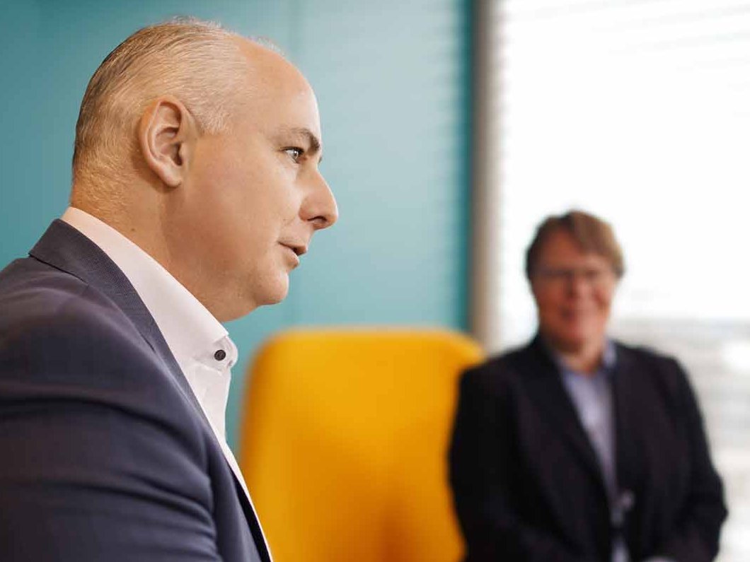 Roger Süess, CEO von Green, im Gespräch (Sicht von der Seite)