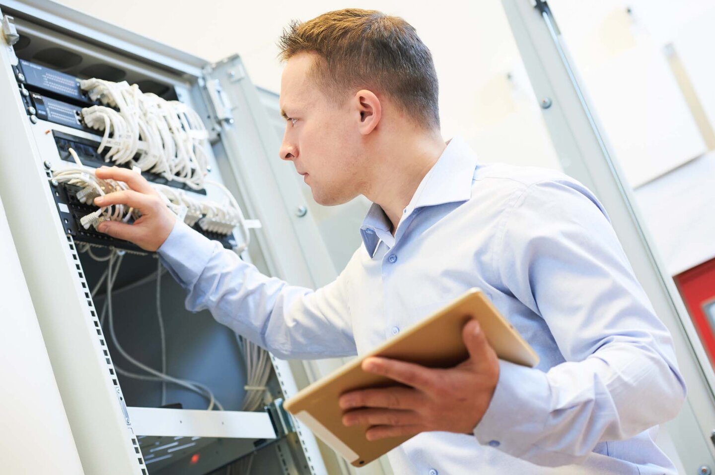 Mann arbeitet an Server