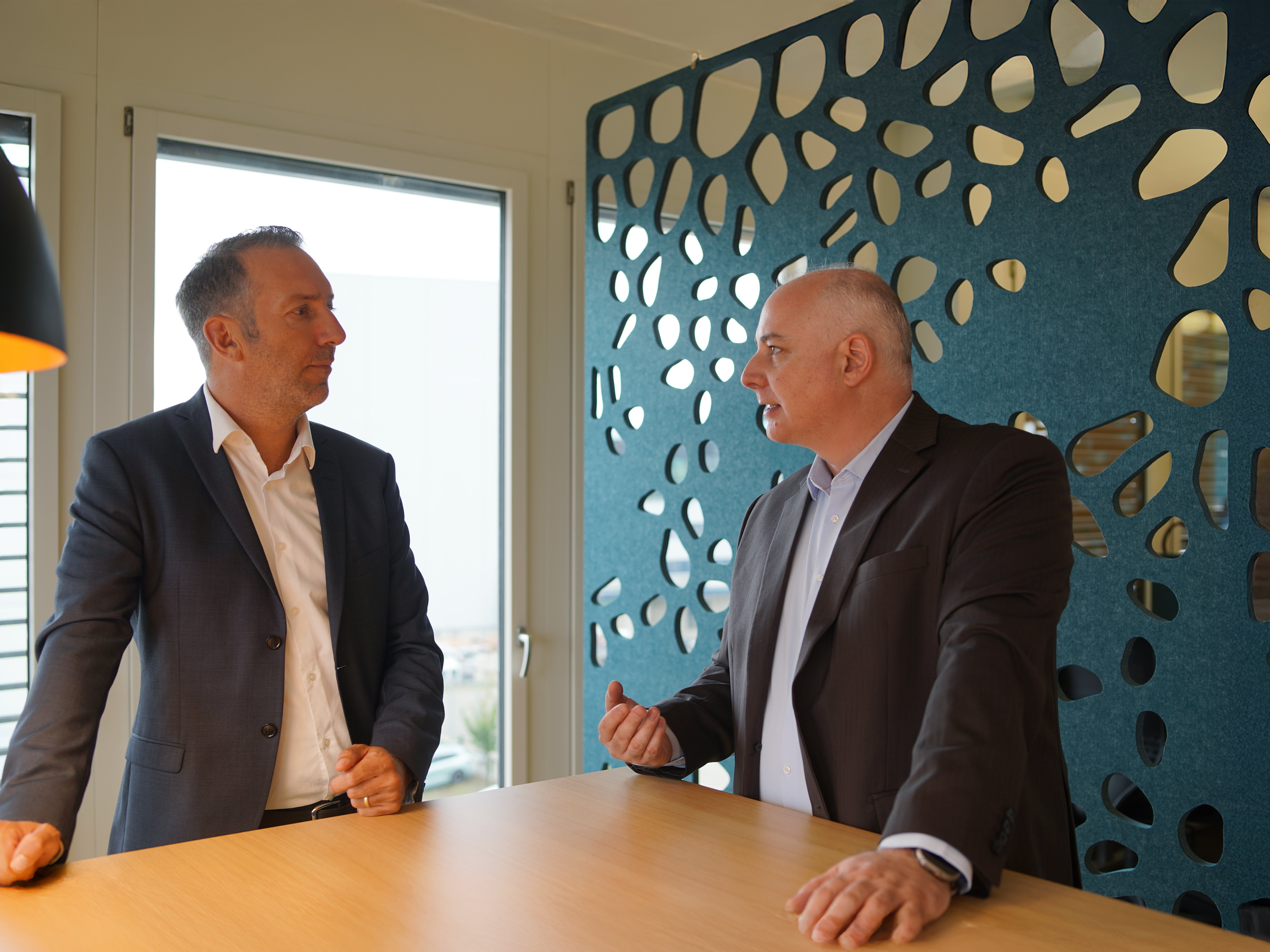Fokussiertes Gespräch – Roger Süess und Heiko Siats vertiefen sich in ein strategisches Thema.