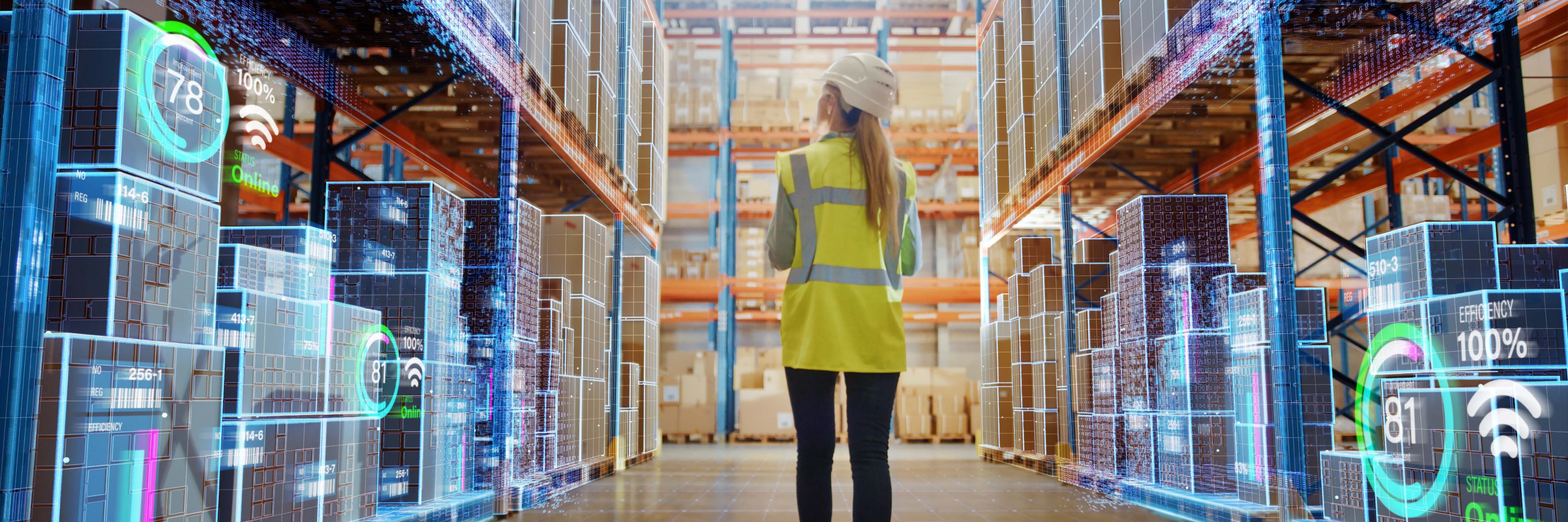 Frau mit Sicherheitsweste und Helm geht durch ein modernes Lager mit digital eingeblendeten Daten zu Logistik und Lagerbestand
