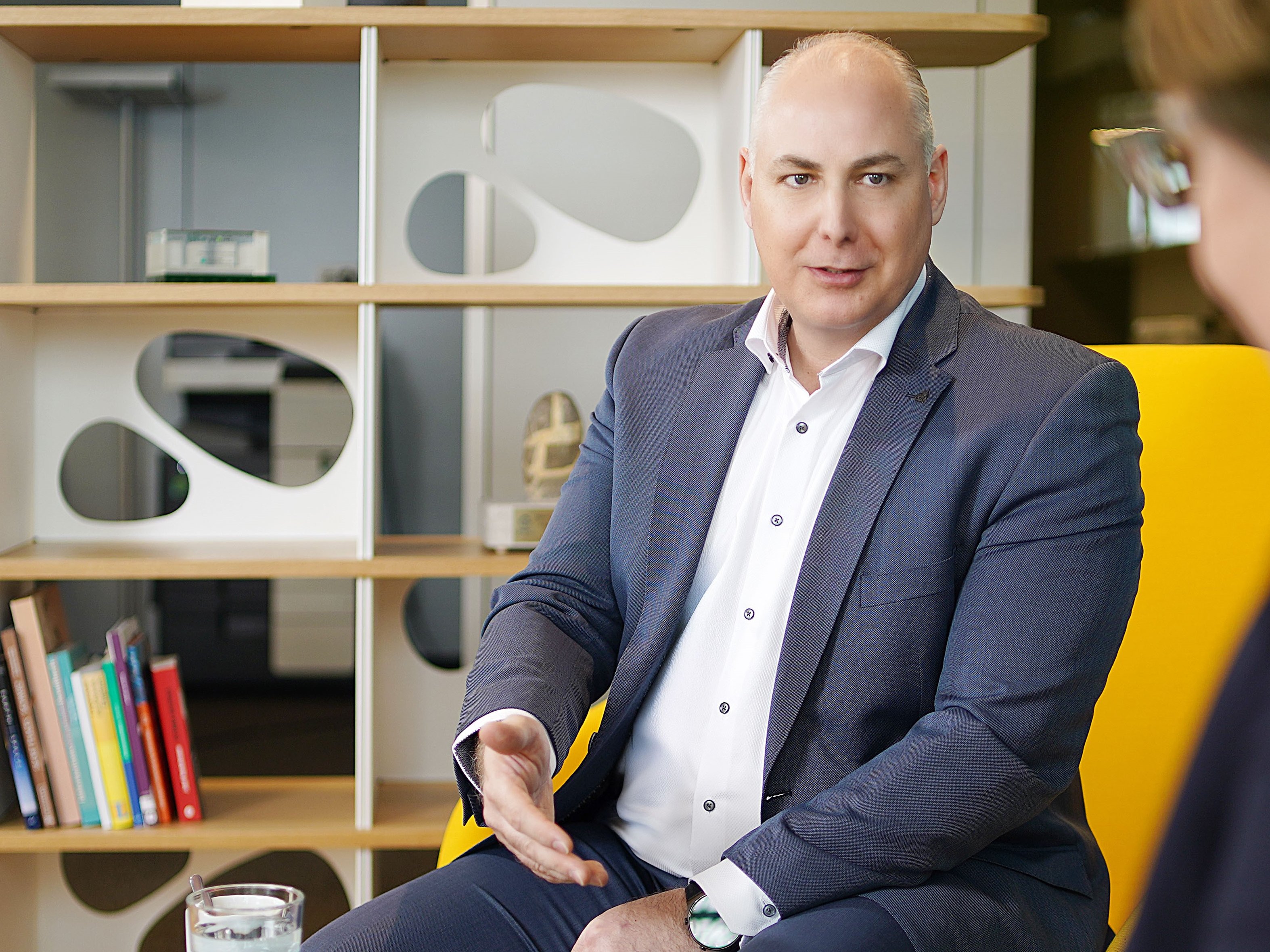 Roger Süess, CEO von Green, im Gespräch (Sicht von vorne)