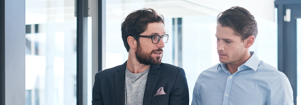Zwei Männer in einem Office am besprechen
