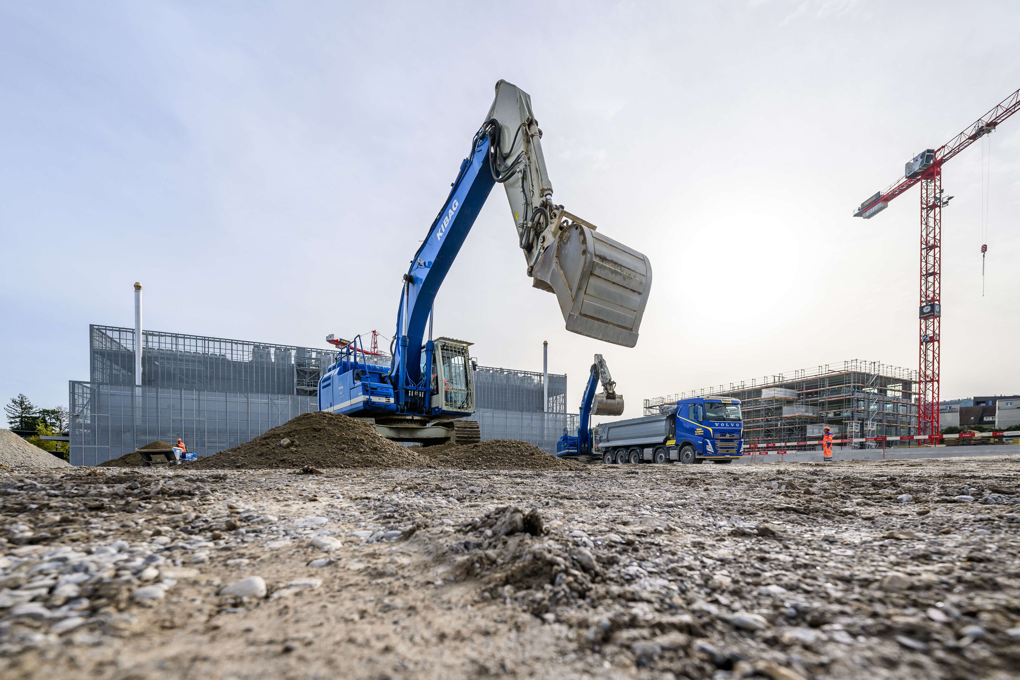 Baustelle mit blauem Bagger