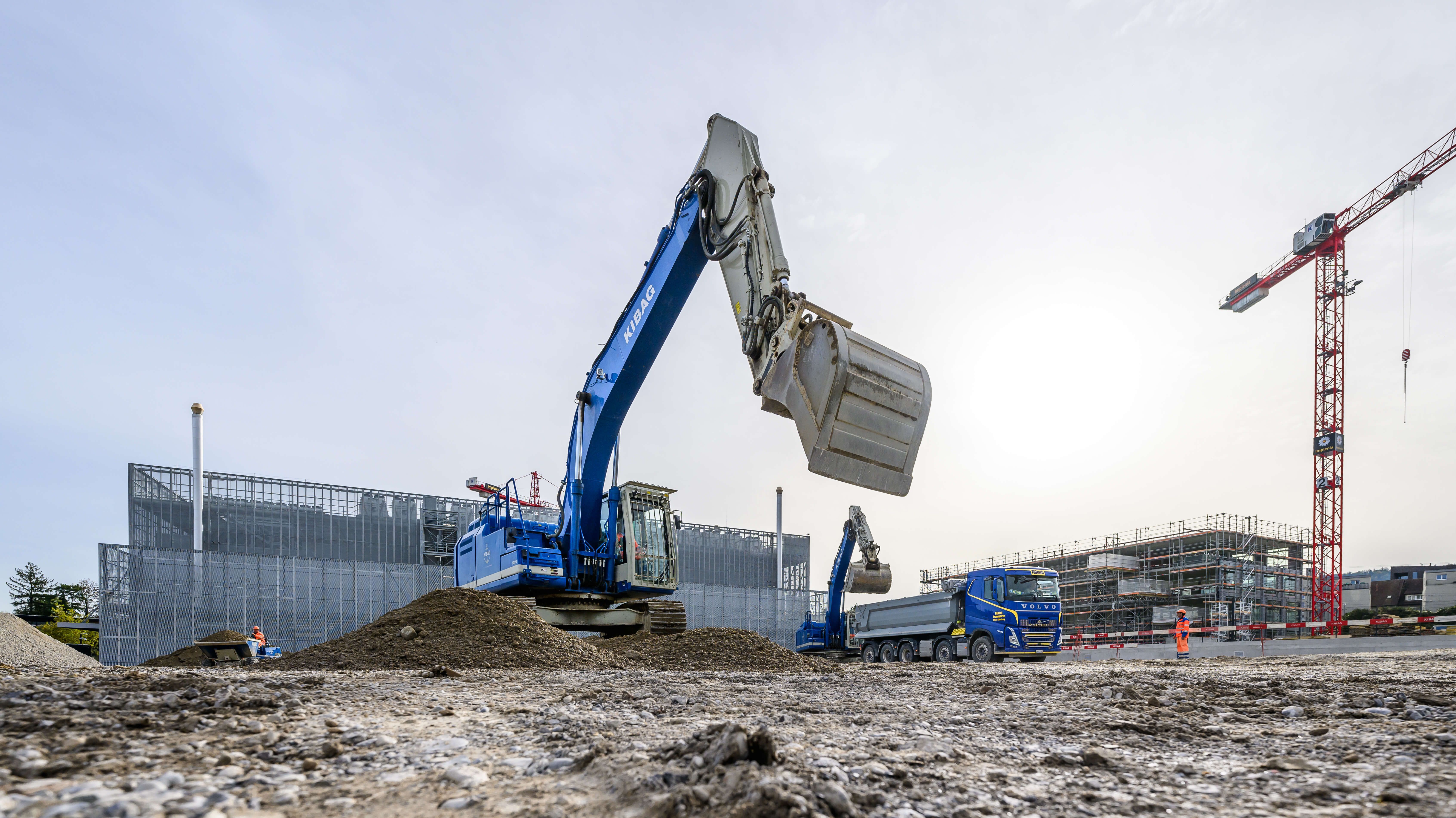Baustelle mit blauem Bagger