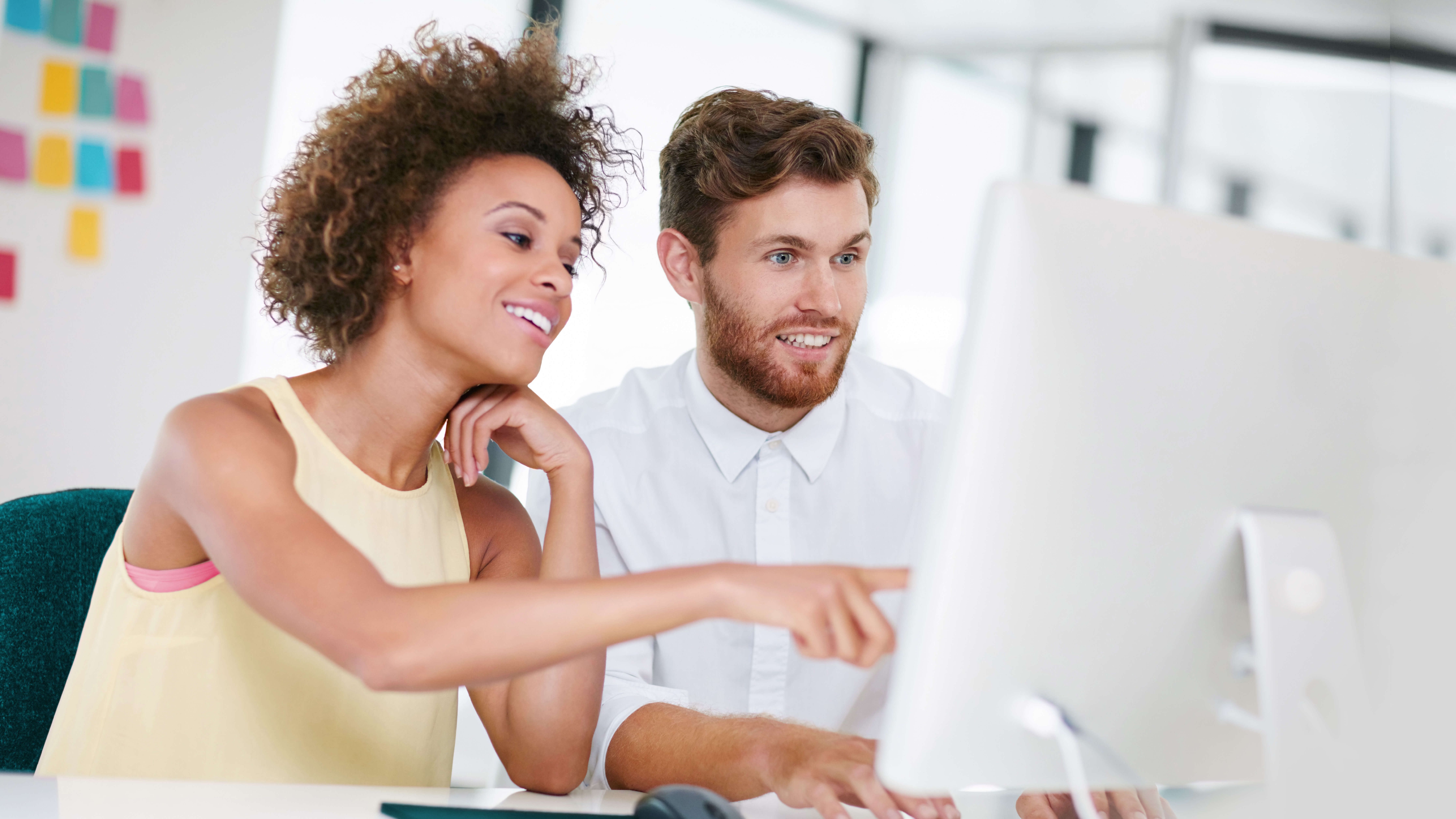 Hébergement web de Green pour votre site web performant et sécurisé Image d’ambiance: consulter un site Internet dans un café