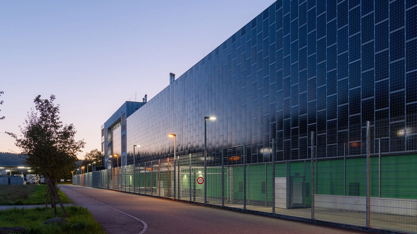 Green Datacenter Lupfig am Abend