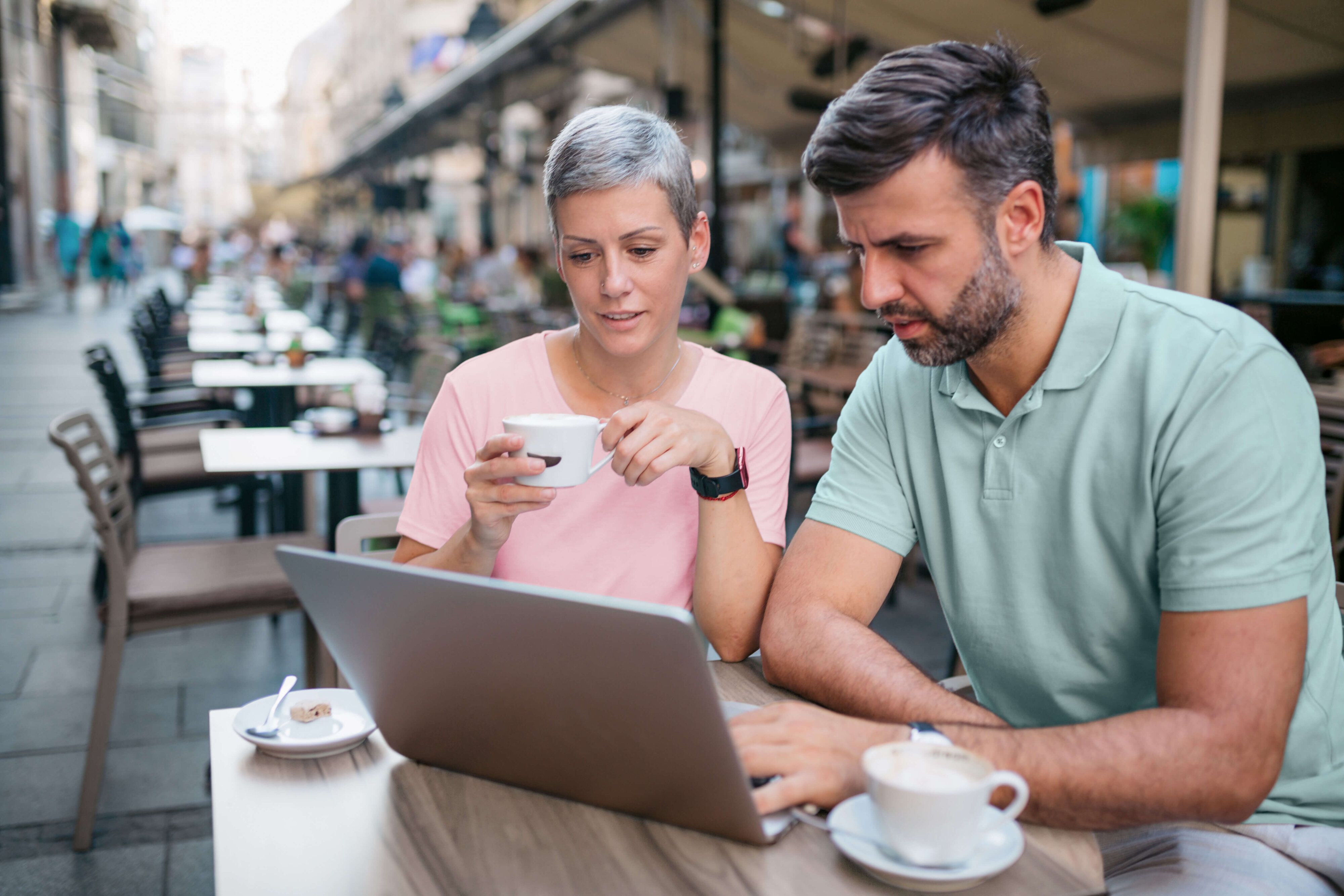 Nutzen Sie die freien Tage mit einem guten Kaffee und bauen Sie jetzt Ihre Homepage mit der passenden Domain.