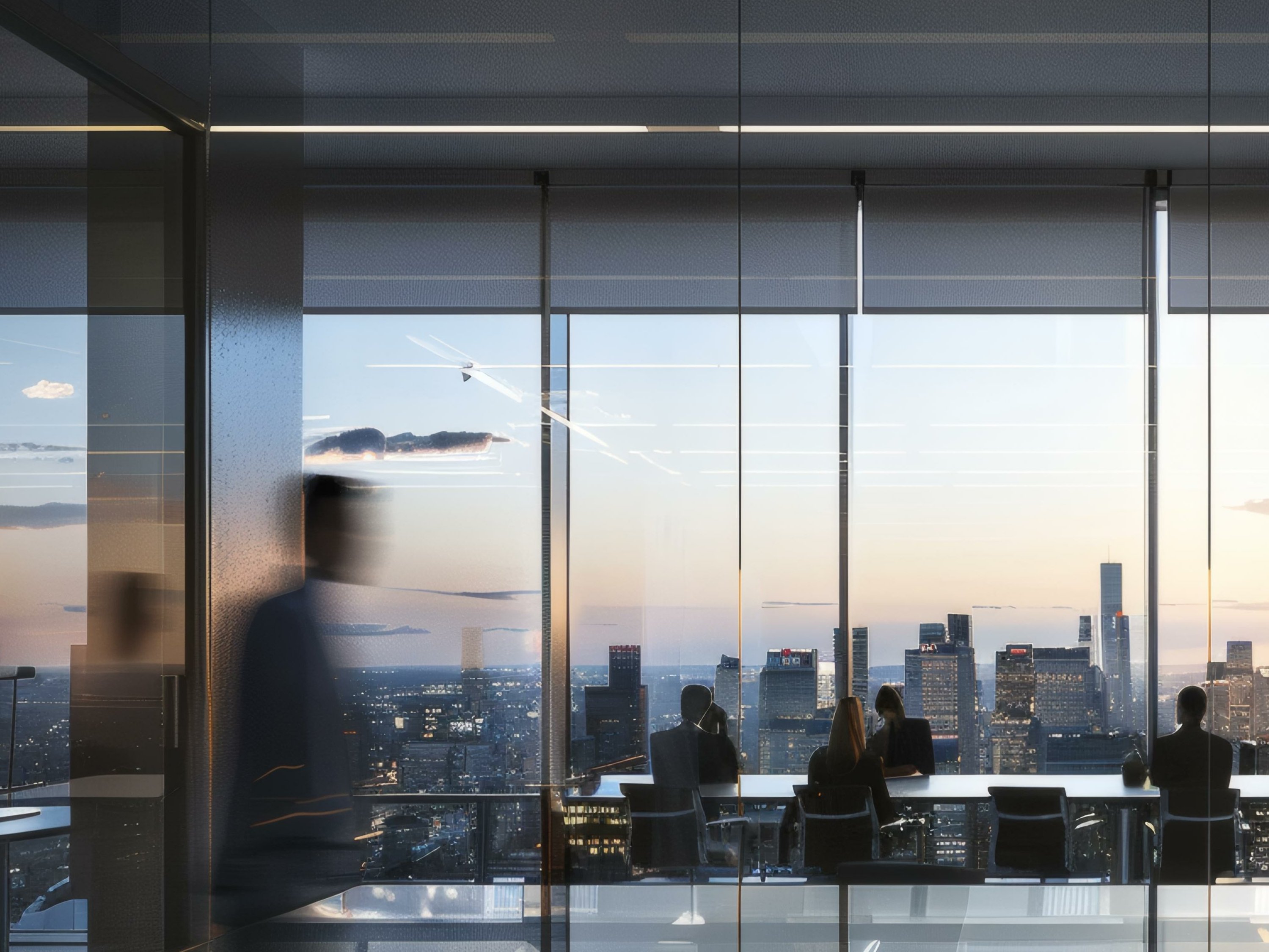 Mann im Hochhaus mit Skyline im Hintergrund und eine Gruppe in einem Meeting