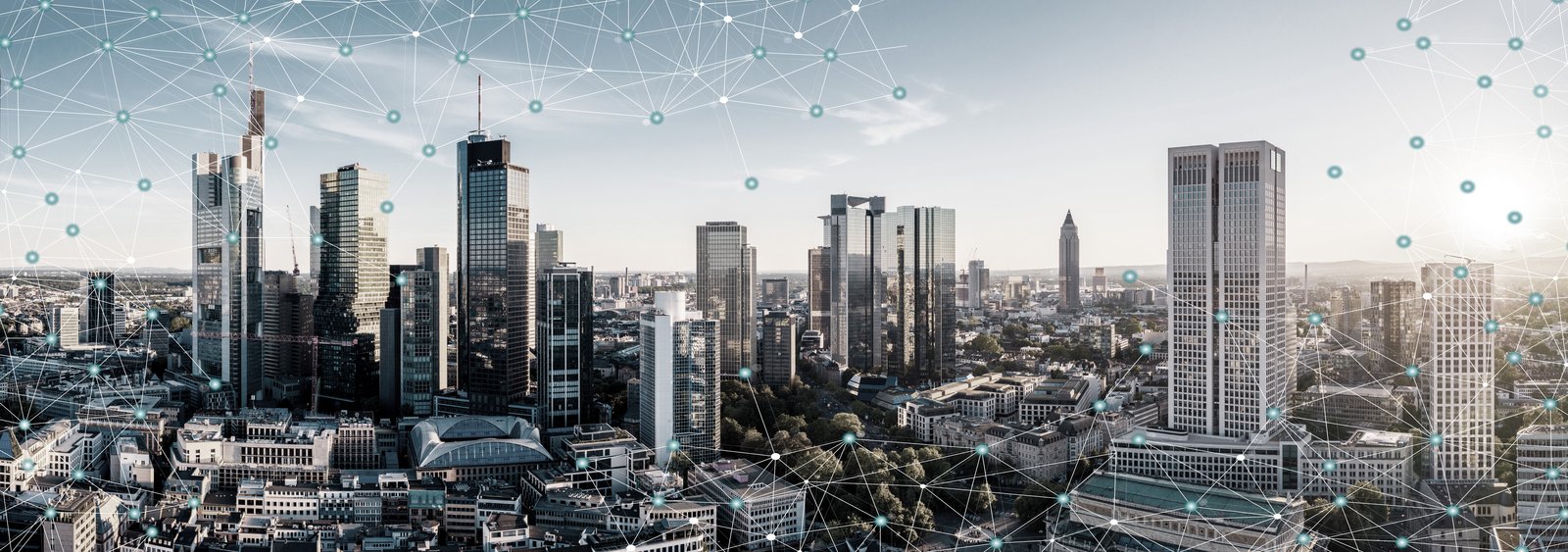 Skyline von Frankfurt mit modernen Hochhäusern, überlagert von digitalen Linien und einer abstrahierten Weltkugel – Symbol für Digitalisierung, Globalisierung und Vernetzung.