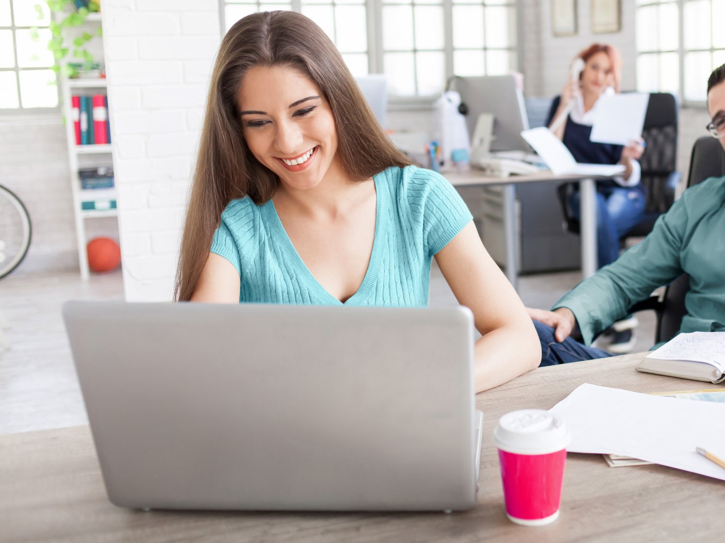 Marketing-Team eines KMU erstellt eine eigene Website