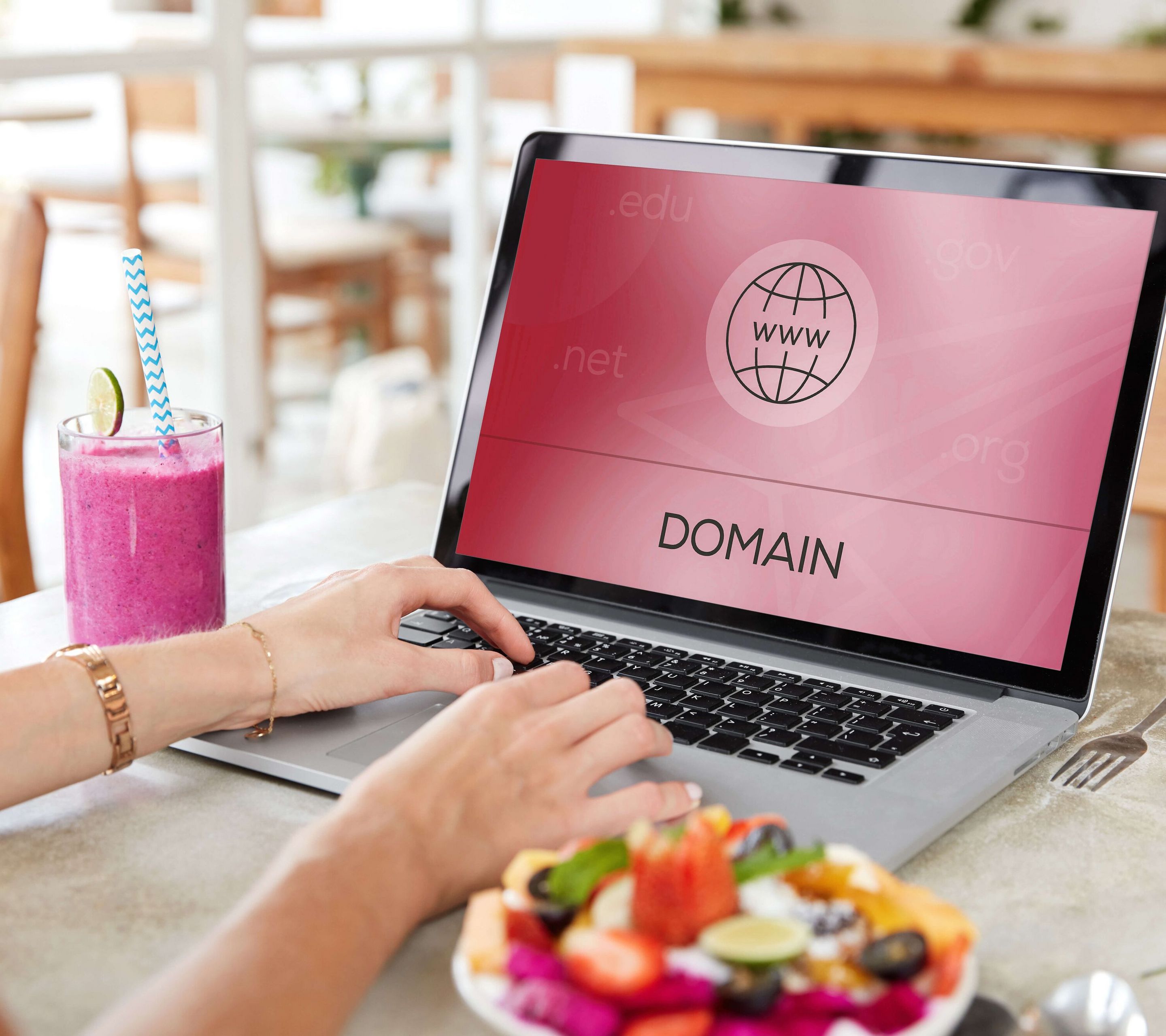 Une femme cherche un nom de domaine pour un site web sur son ordinateur portable