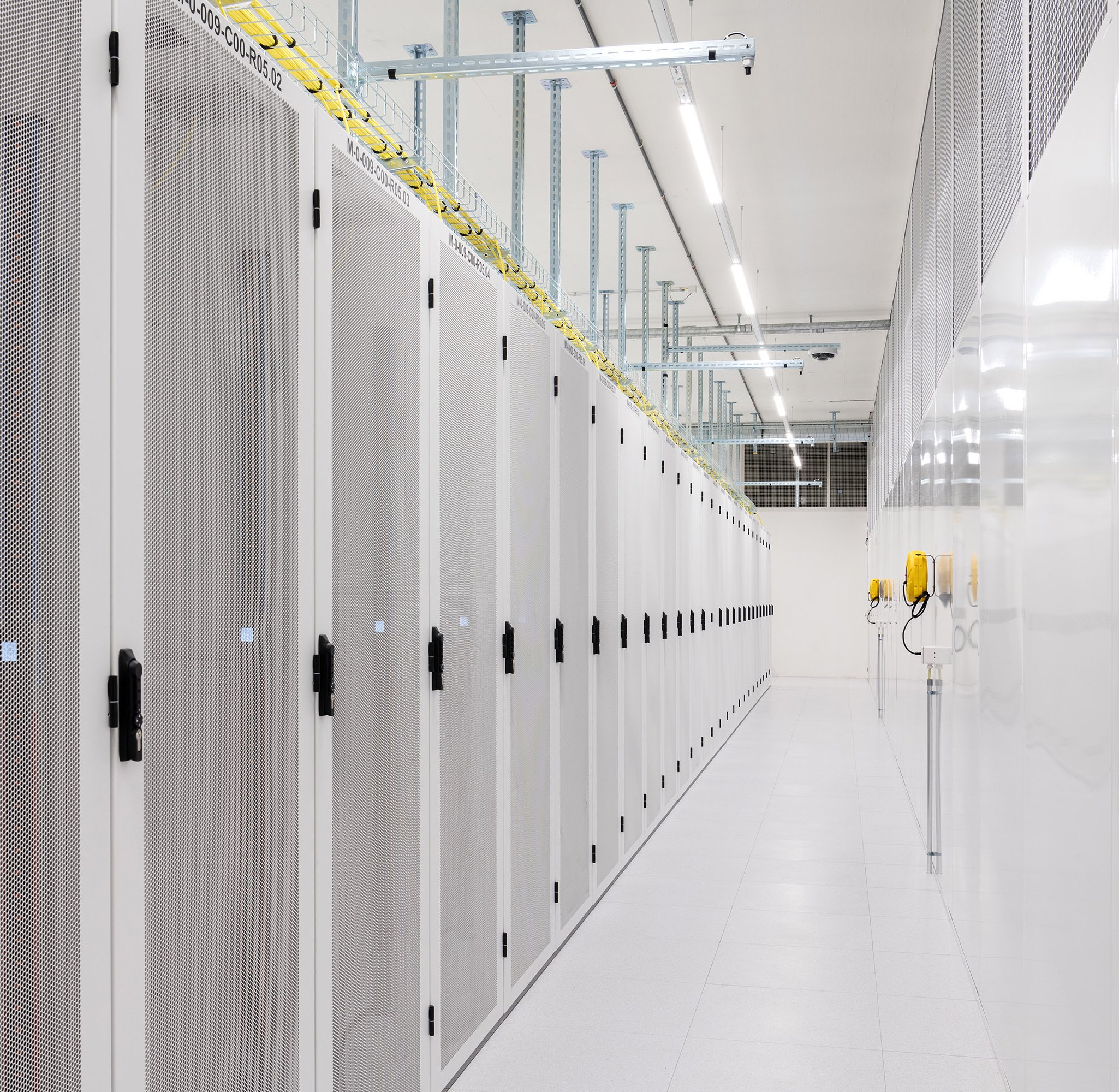 Green Datacenter Gang mit Racks