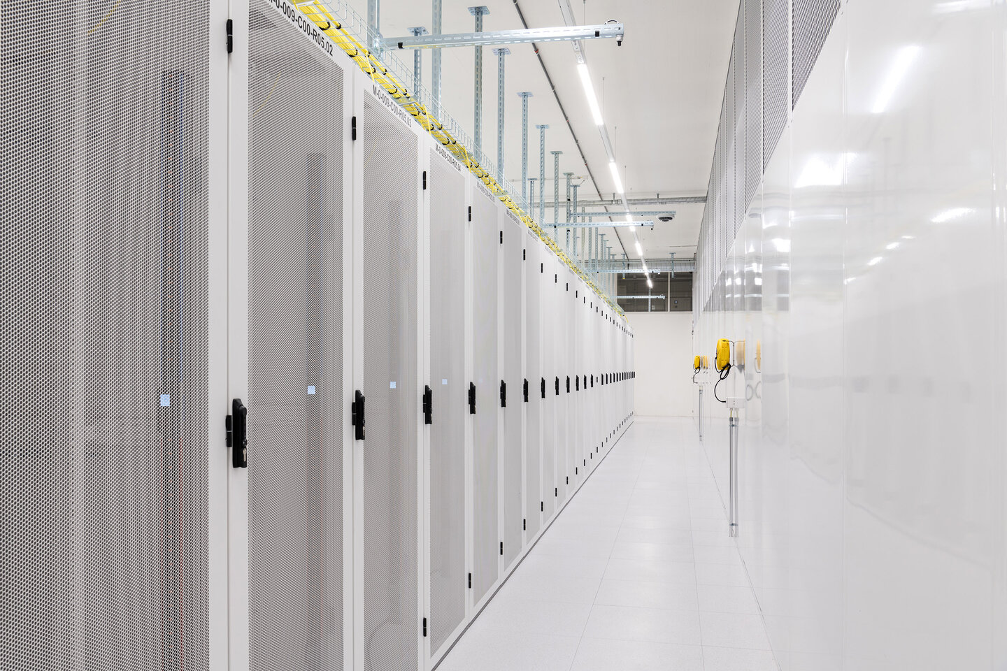 Green Datacenter Gang mit Racks