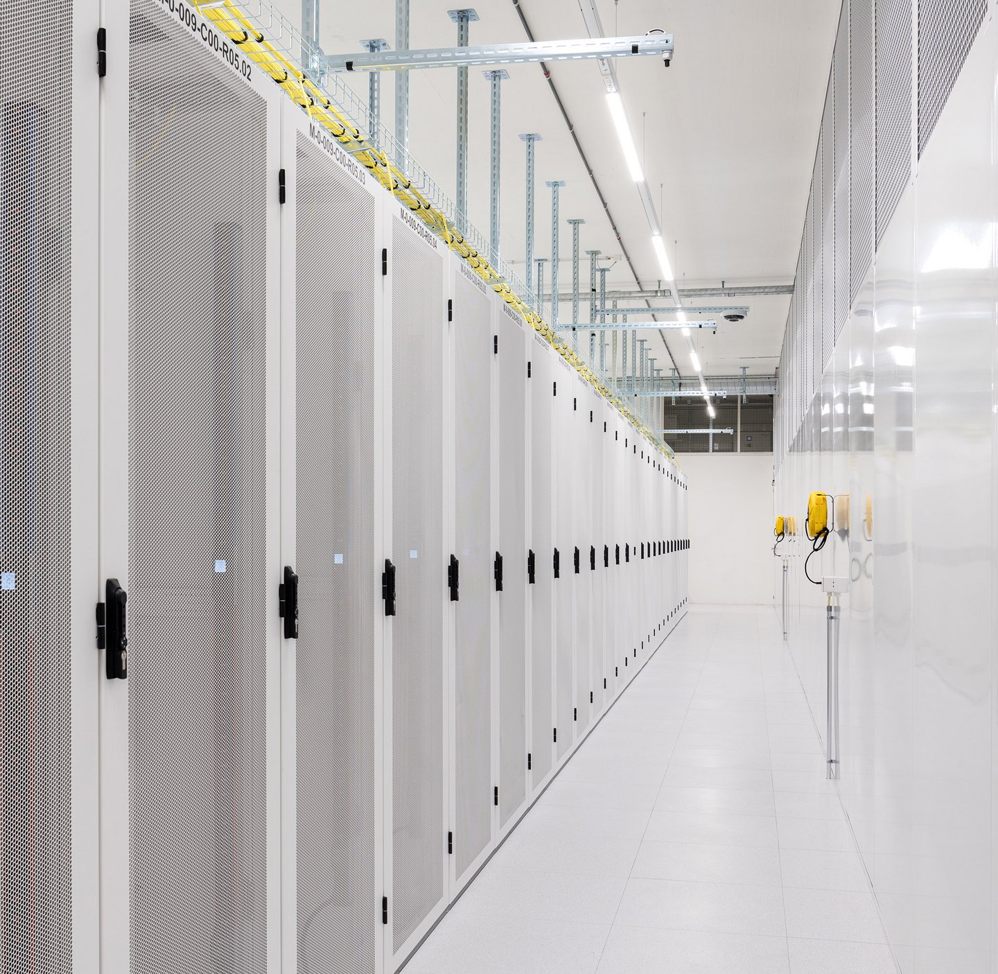 Green Datacenter Gang mit Racks