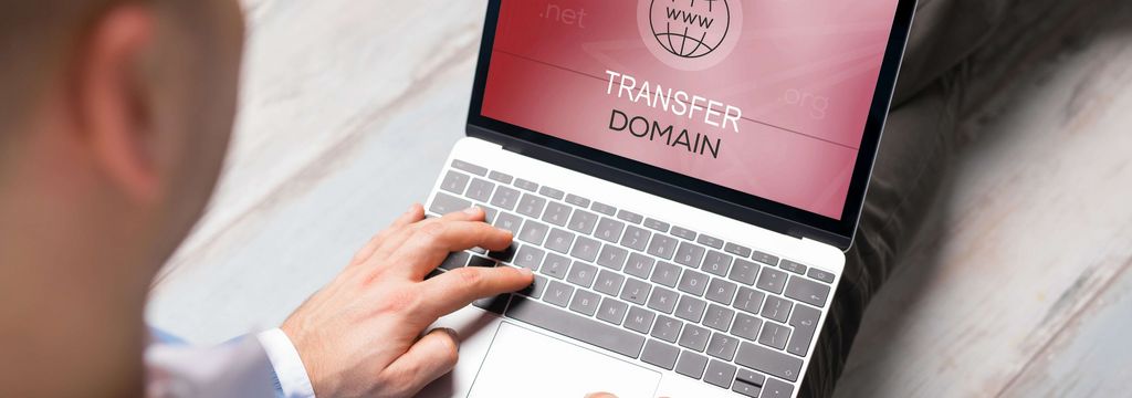 Un homme veut transférer le nom de domaine de son site web à un ordinateur portable