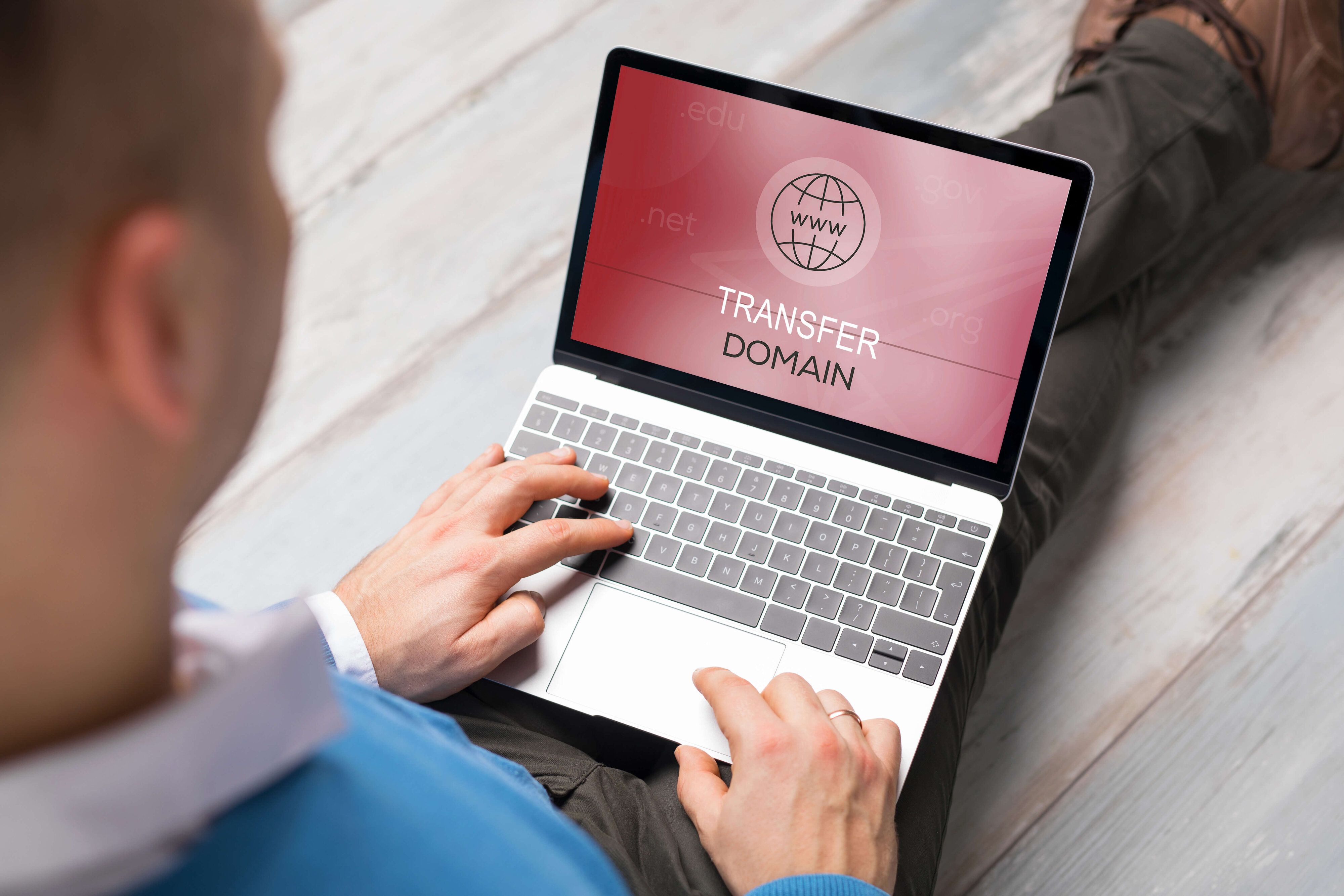 Mann will Domain-Name für seine Website an Notebook transferieren