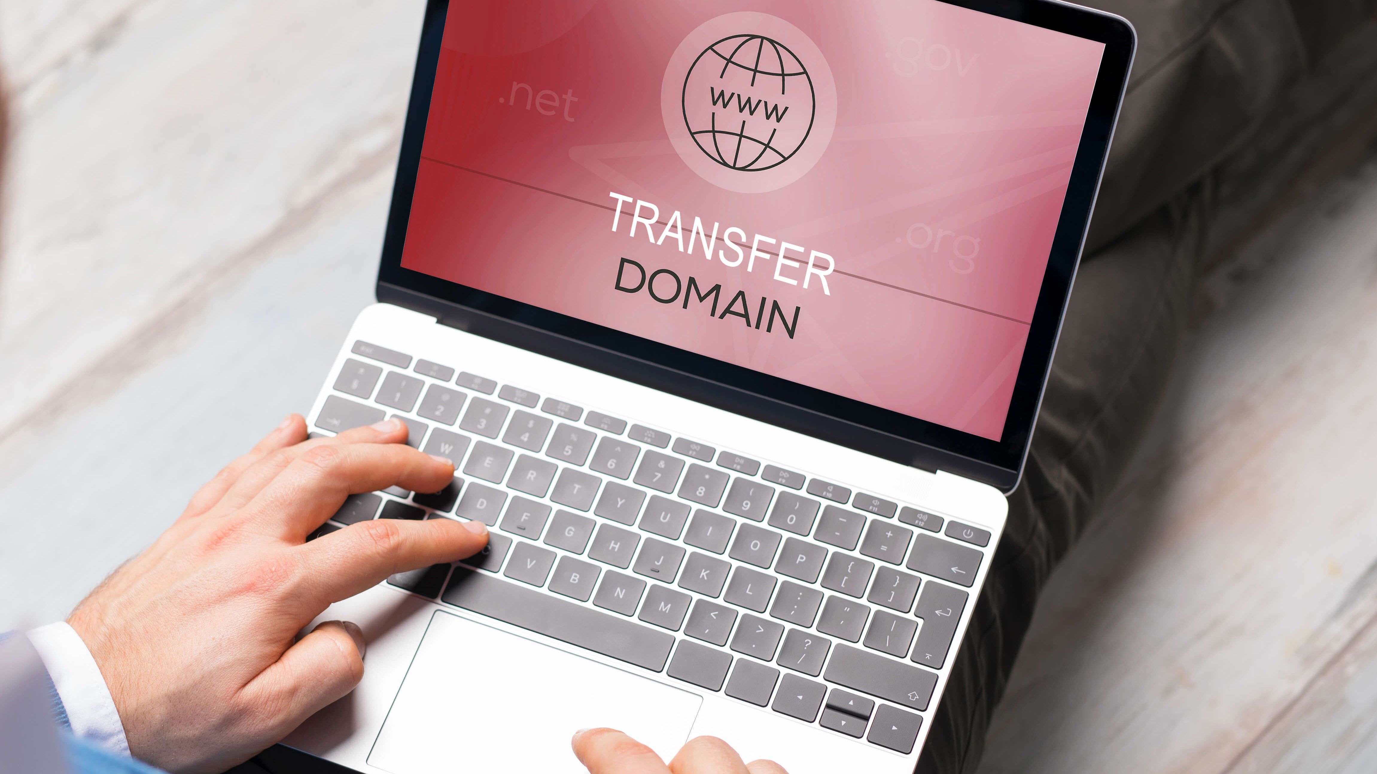 Un homme veut transférer le nom de domaine de son site web à un ordinateur portable