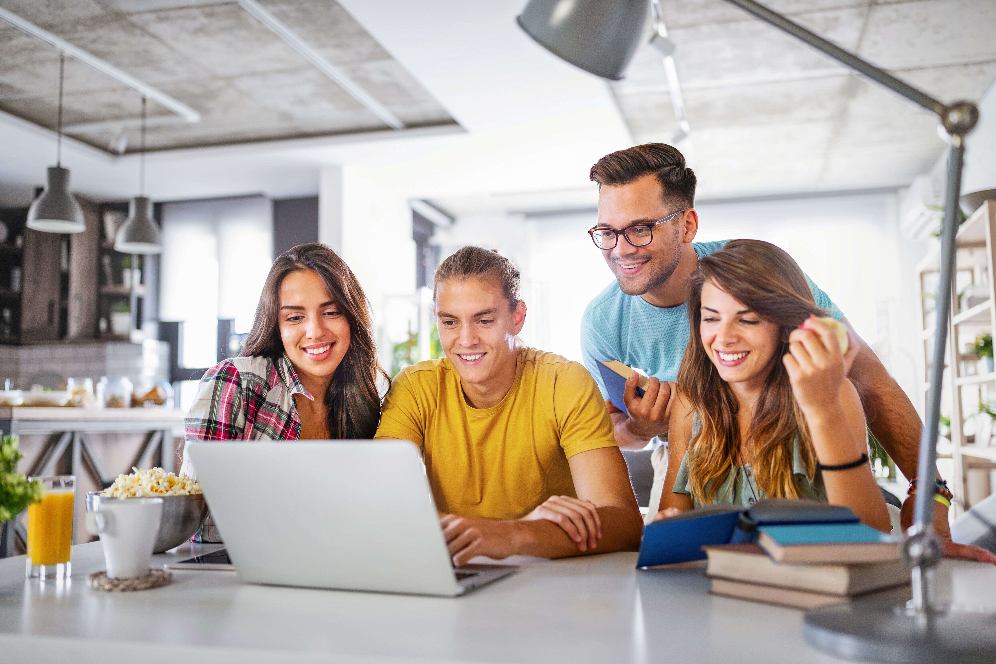 Team erstellt gemeinsam eine Website am Computer