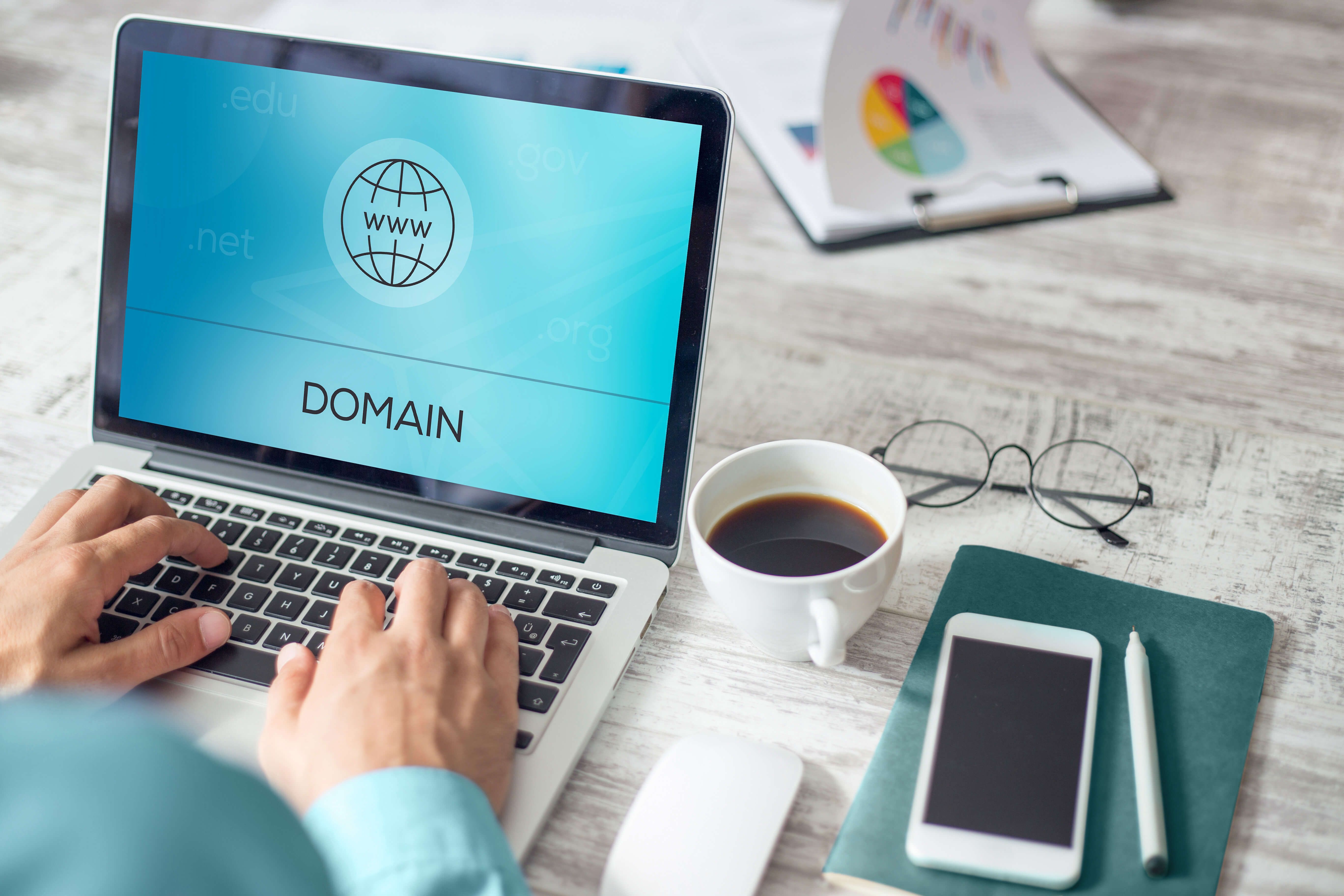Registrieren Sie Ihre Domain schnell und einfach bei Green zu fairen Preisen Registrierung einer Domain auf dem Laptop