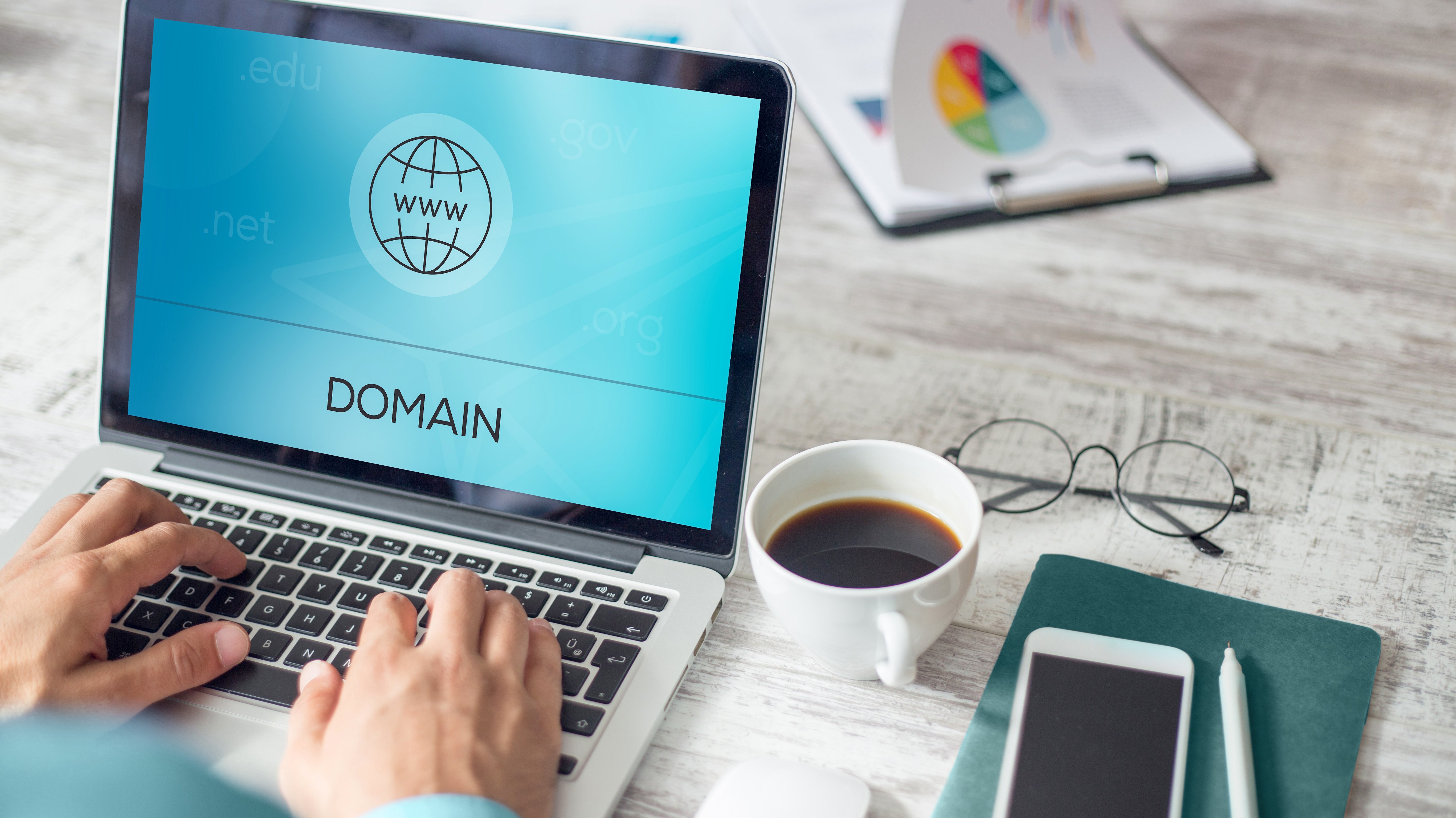 Registrierung einer Domain auf dem Laptop